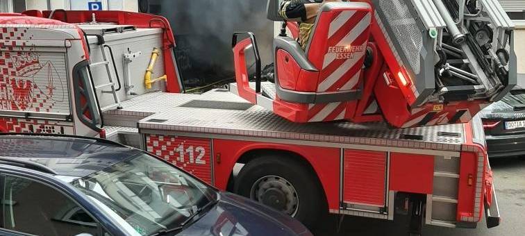 Müllberg brennt in Werderstraße in Essen