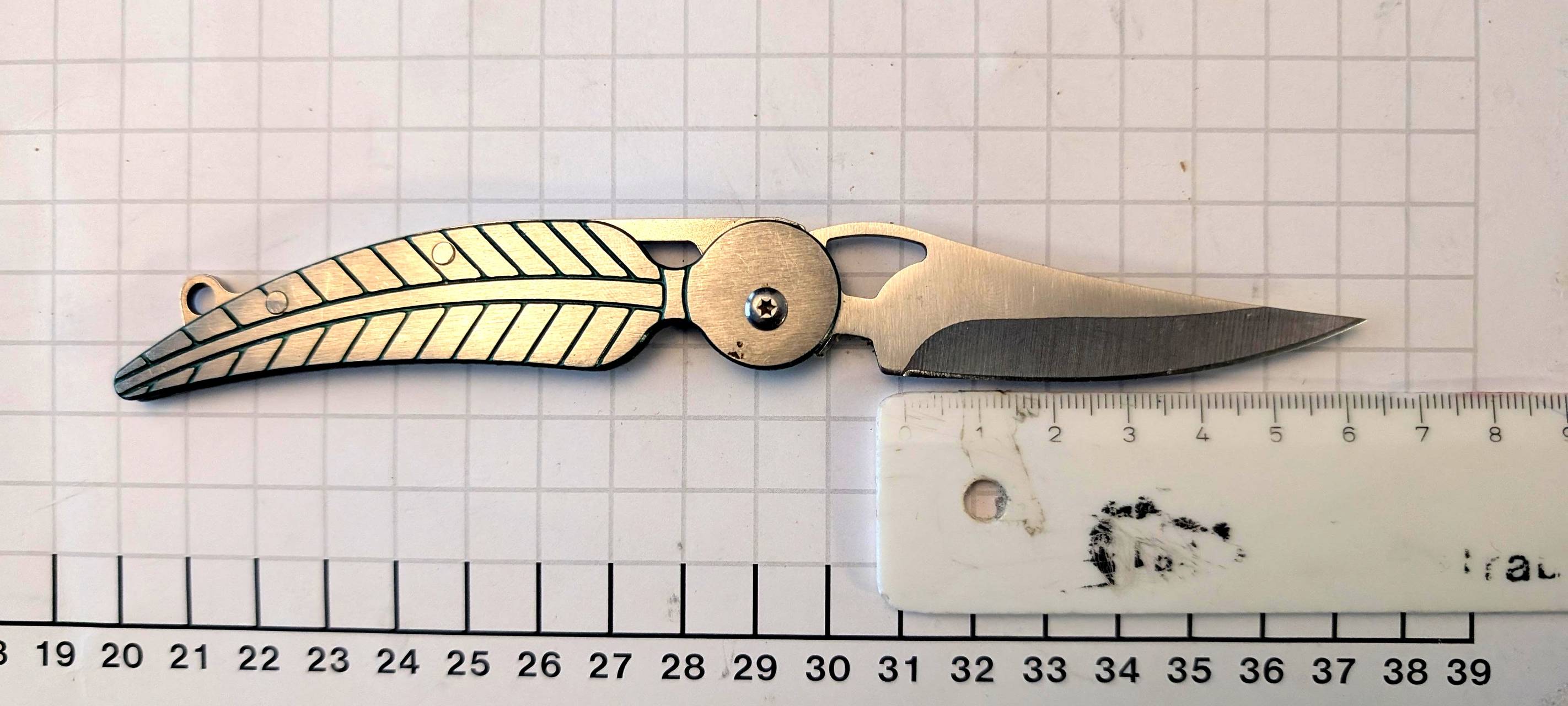 Seniorin in Essen geht mit Messer und Drogen zur Polizei