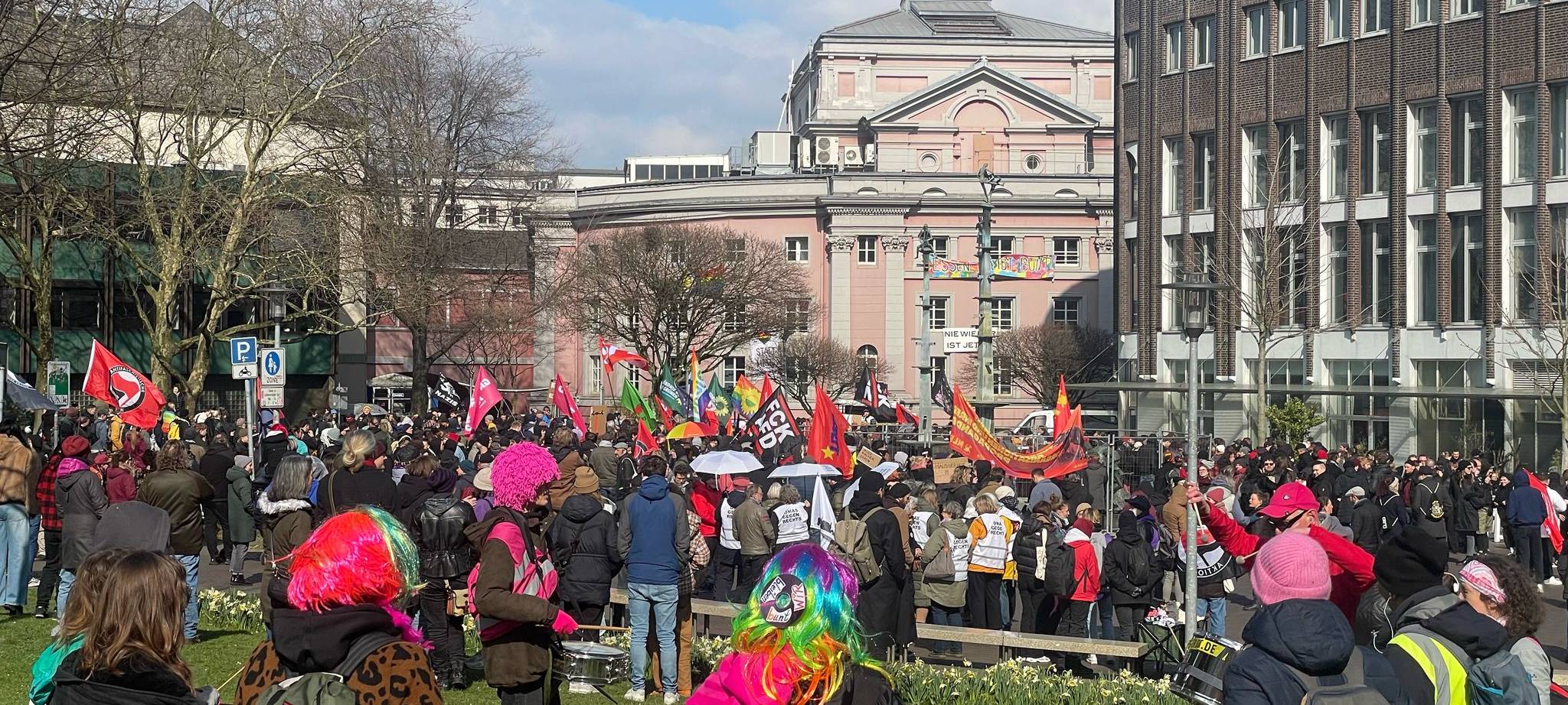 Polizei Essen mit Großaufgebot: Nazi-Demo und Hochrisikospiel