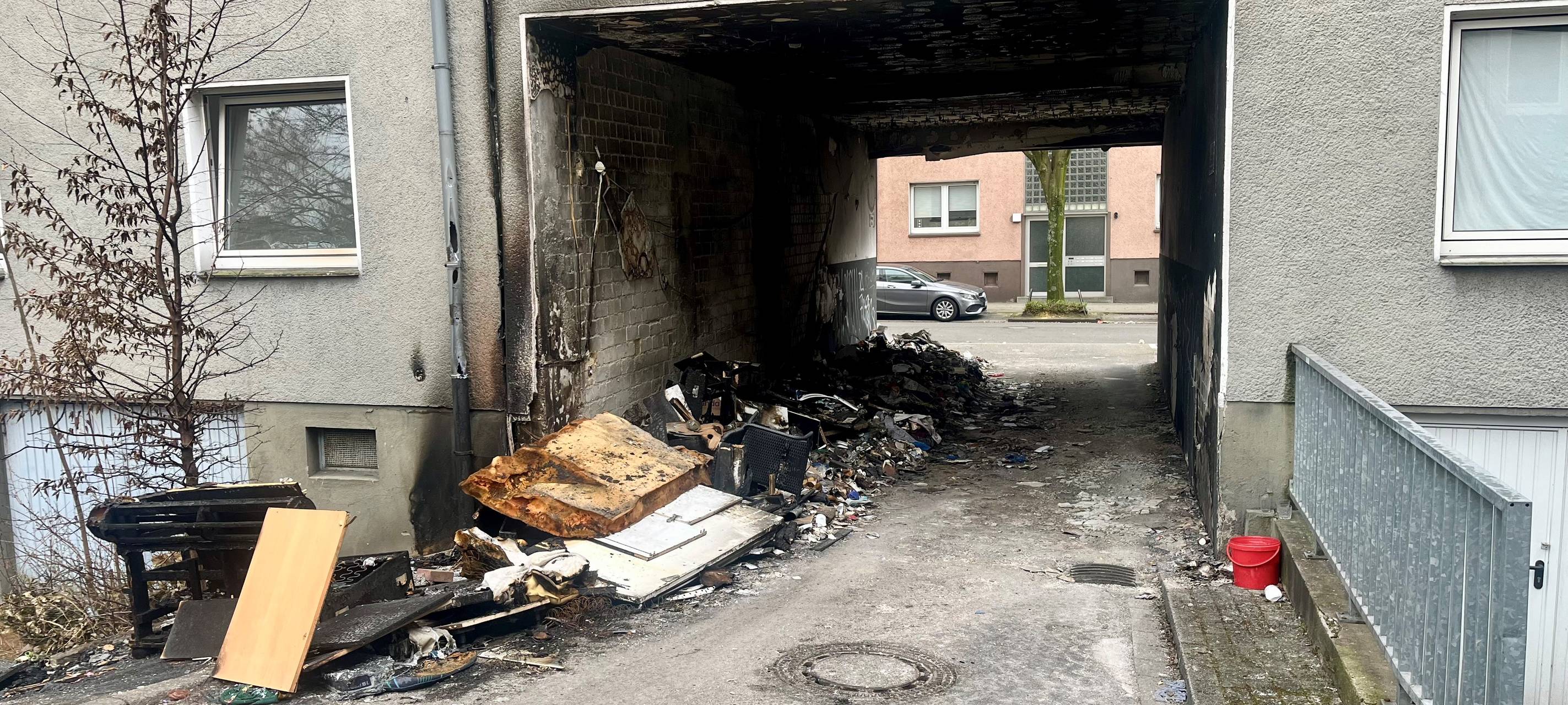 Einfahrt in Essen immer noch voller Müll und Brandreste