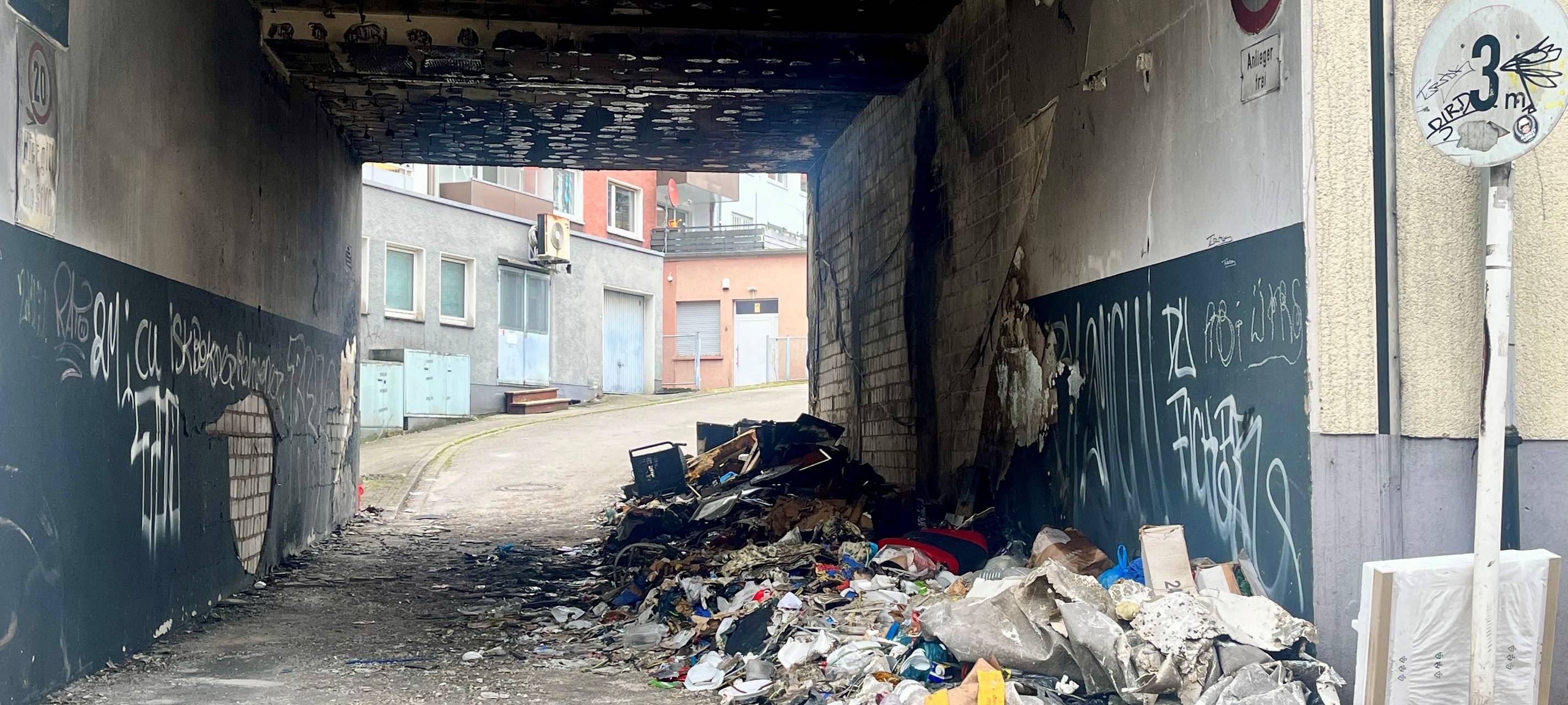 Einfahrt in Essen immer noch voller Müll und Brandreste