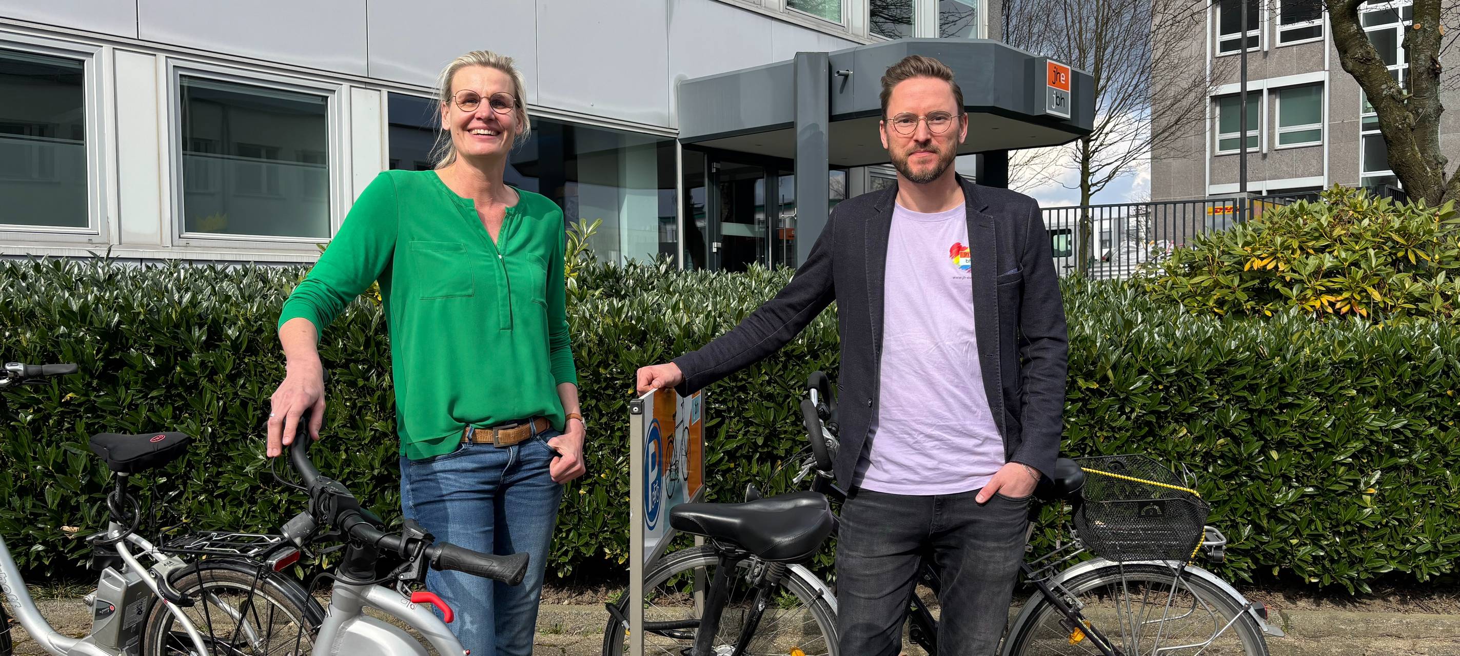Eine Frau und ein Mann stehen bei Fahrradständer