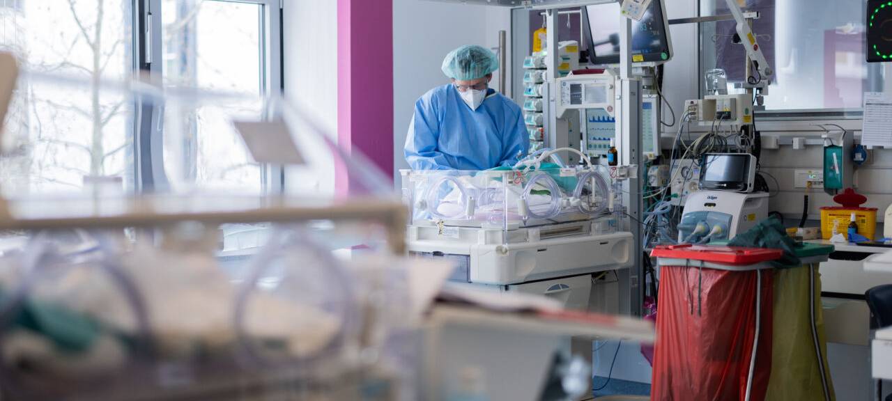 Beschreibung Oberarzt Mark Dzietko untersucht ein Neugeborenes im Perinatalzentrum, der Neugeborenen-Intensivstation, in der Klinik für Kinderheilkunde des Universitätsklinikums Essen.