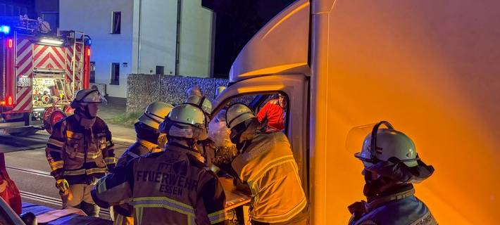 Feuerwehr Essen schneidet Mann aus seinem Wagen