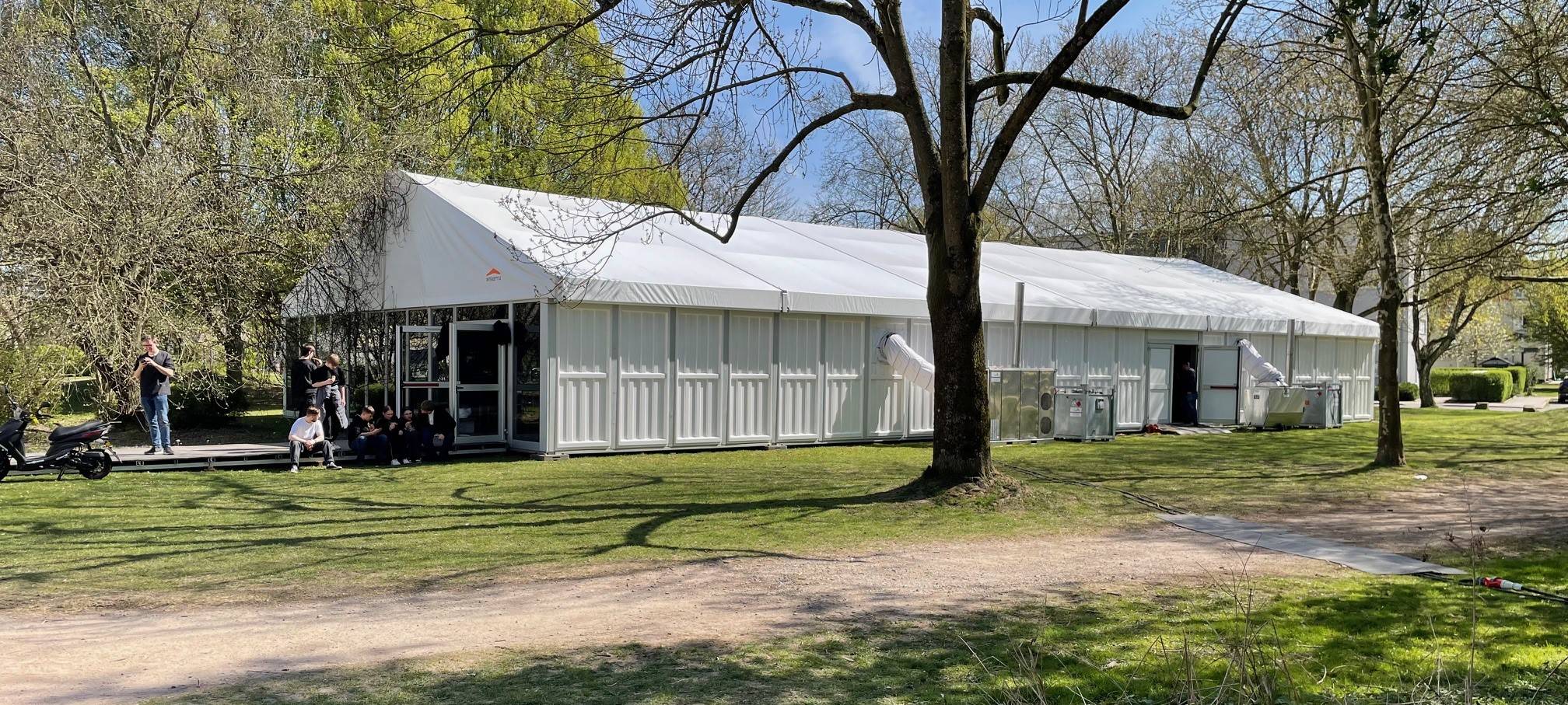 Schule in Essen bekommt großes Festzelt