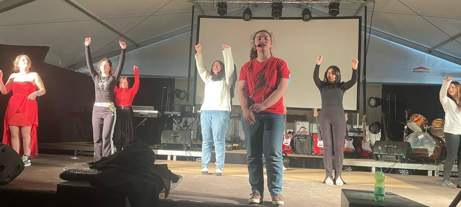 Schule in Essen bekommt großes Festzelt