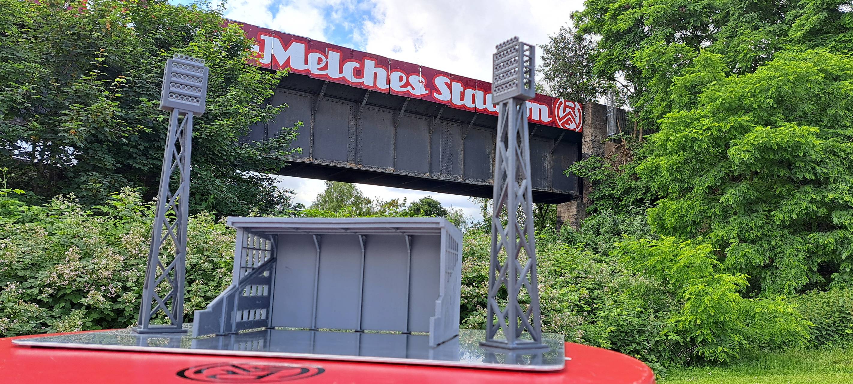 Becherspende bei RWE-Spiel in Essen: Alte Tribüne soll nachgebaut werden