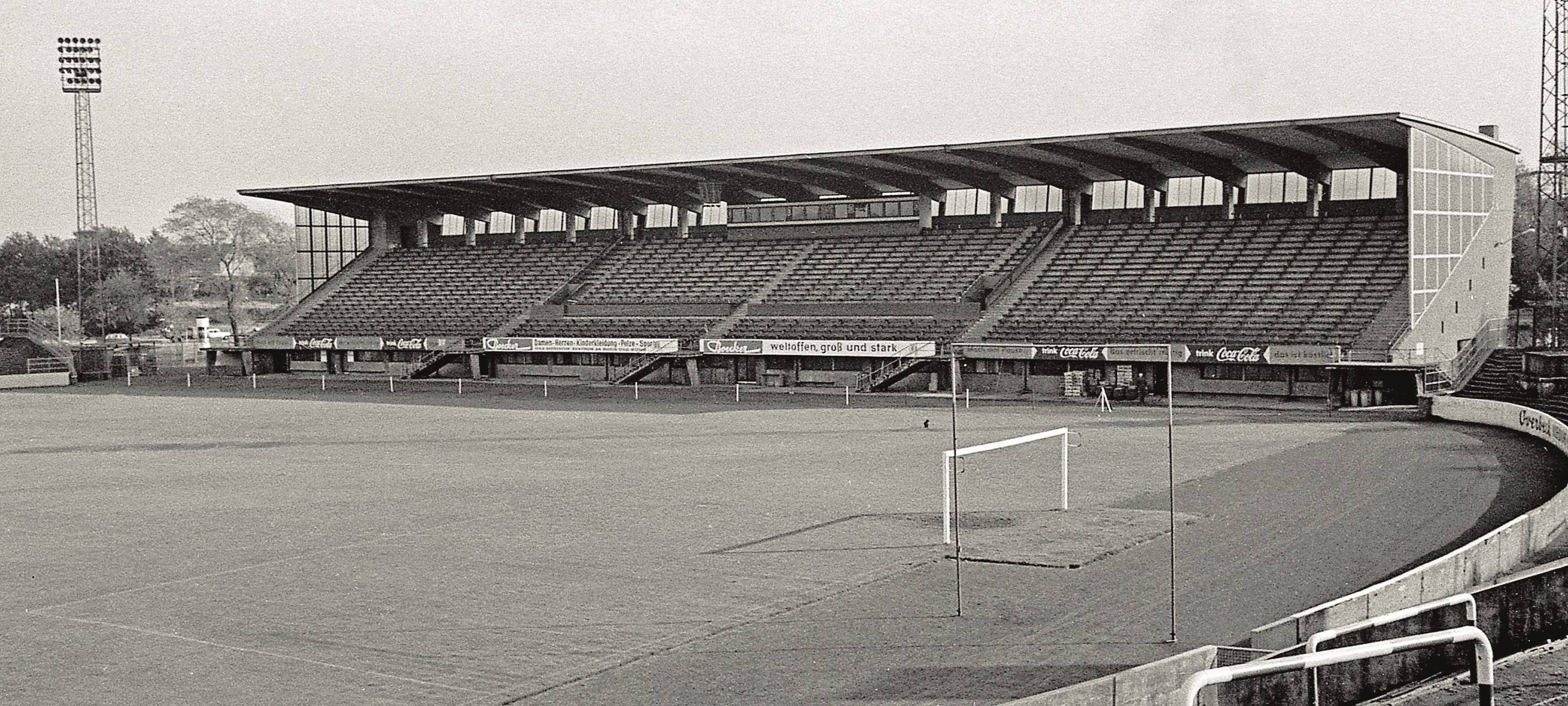 Becherspende bei RWE-Spiel in Essen: Alte Tribüne soll nachgebaut werden