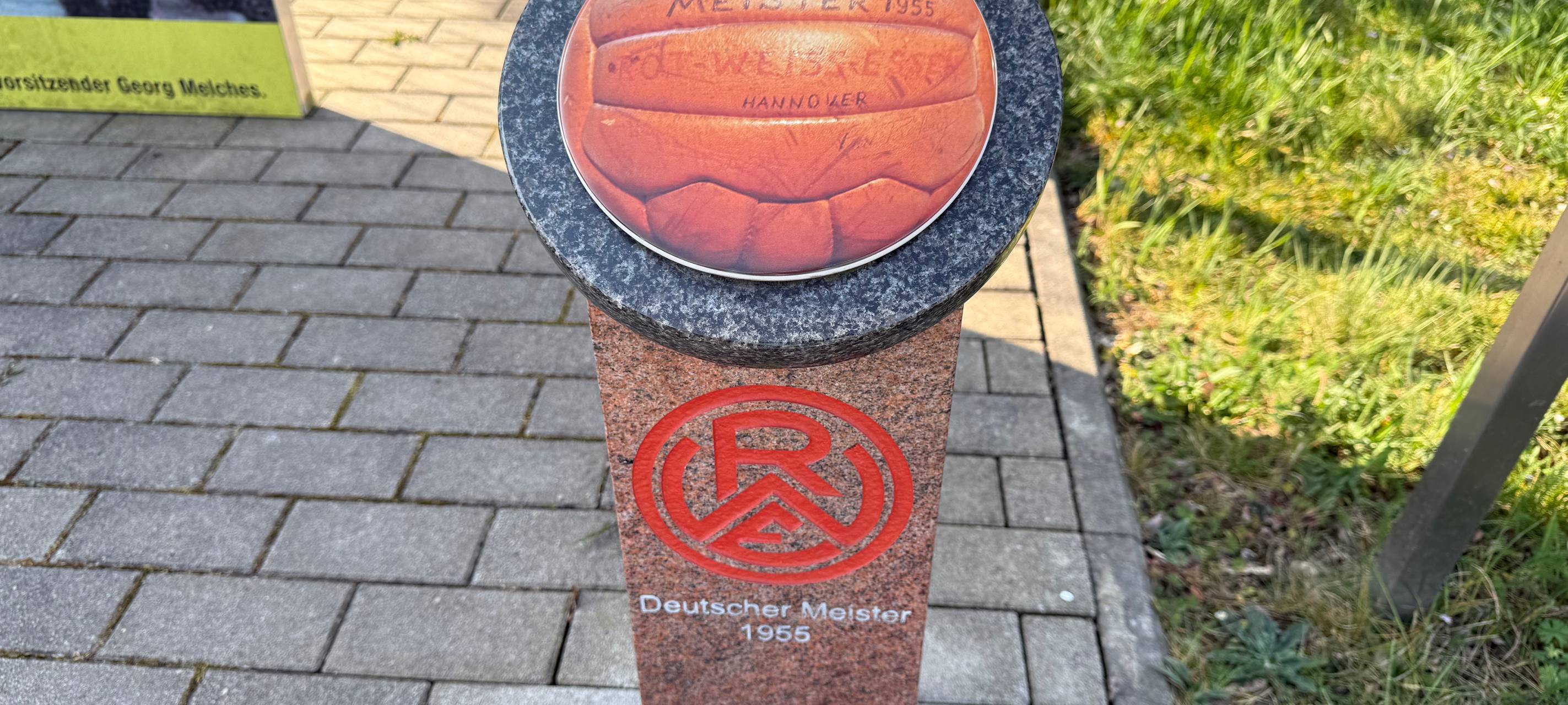 Becherspende bei RWE-Spiel in Essen: Alte Tribüne soll nachgebaut werden