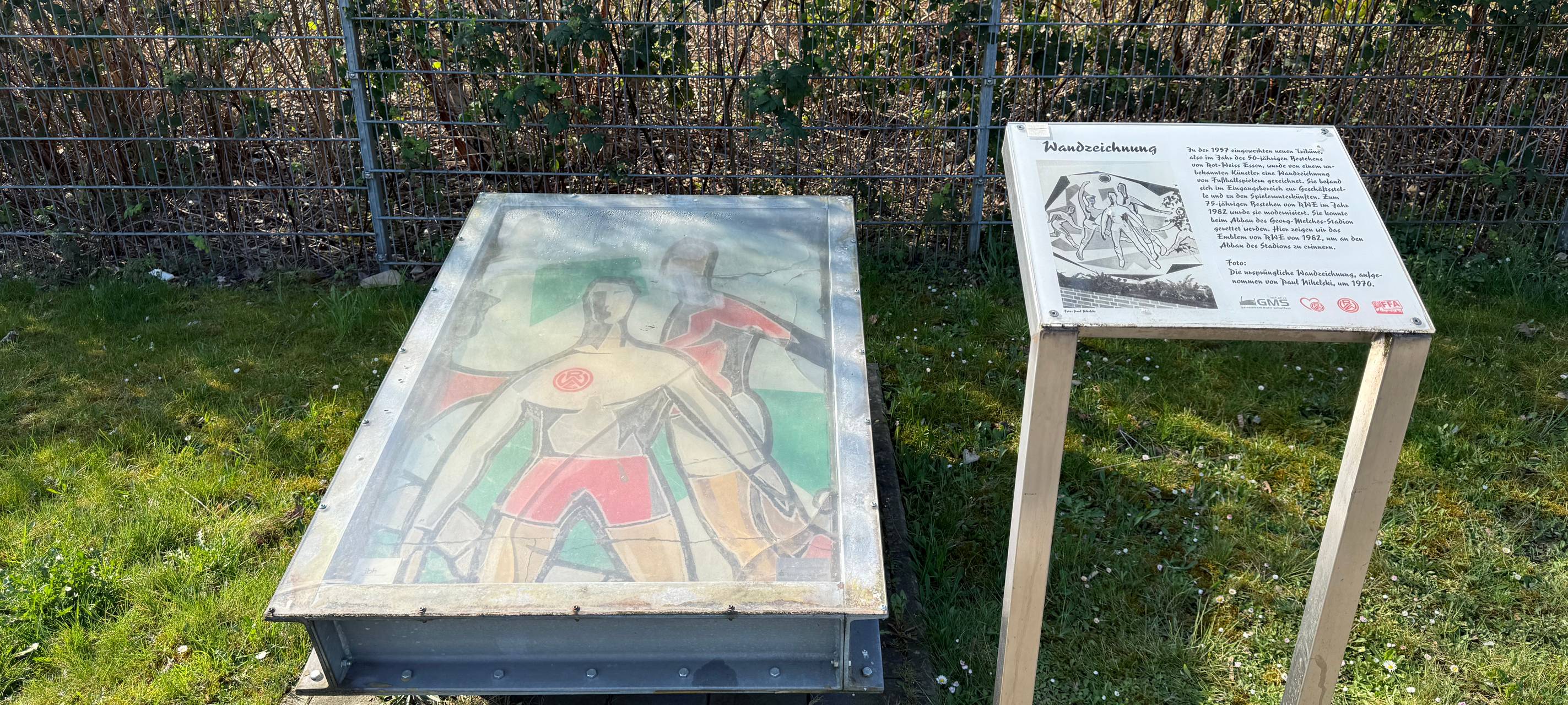 Becherspende bei RWE-Spiel in Essen: Alte Tribüne soll nachgebaut werden