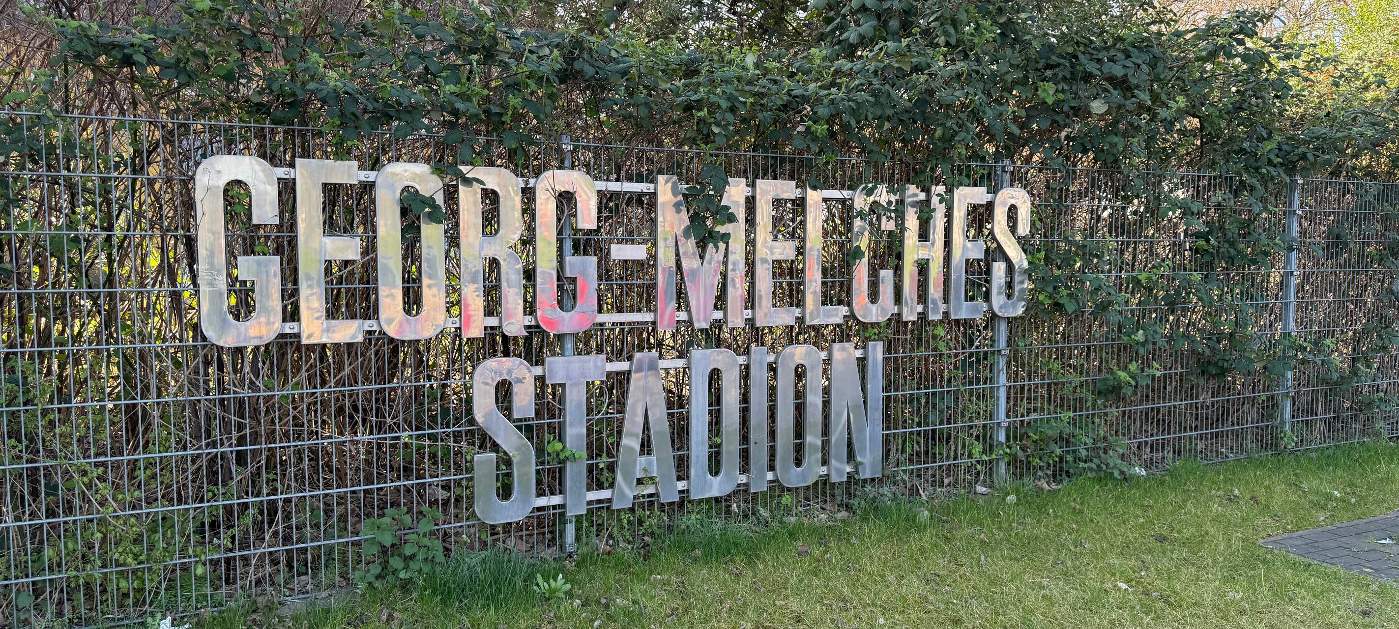 Becherspende bei RWE-Spiel in Essen: Alte Tribüne soll nachgebaut werden