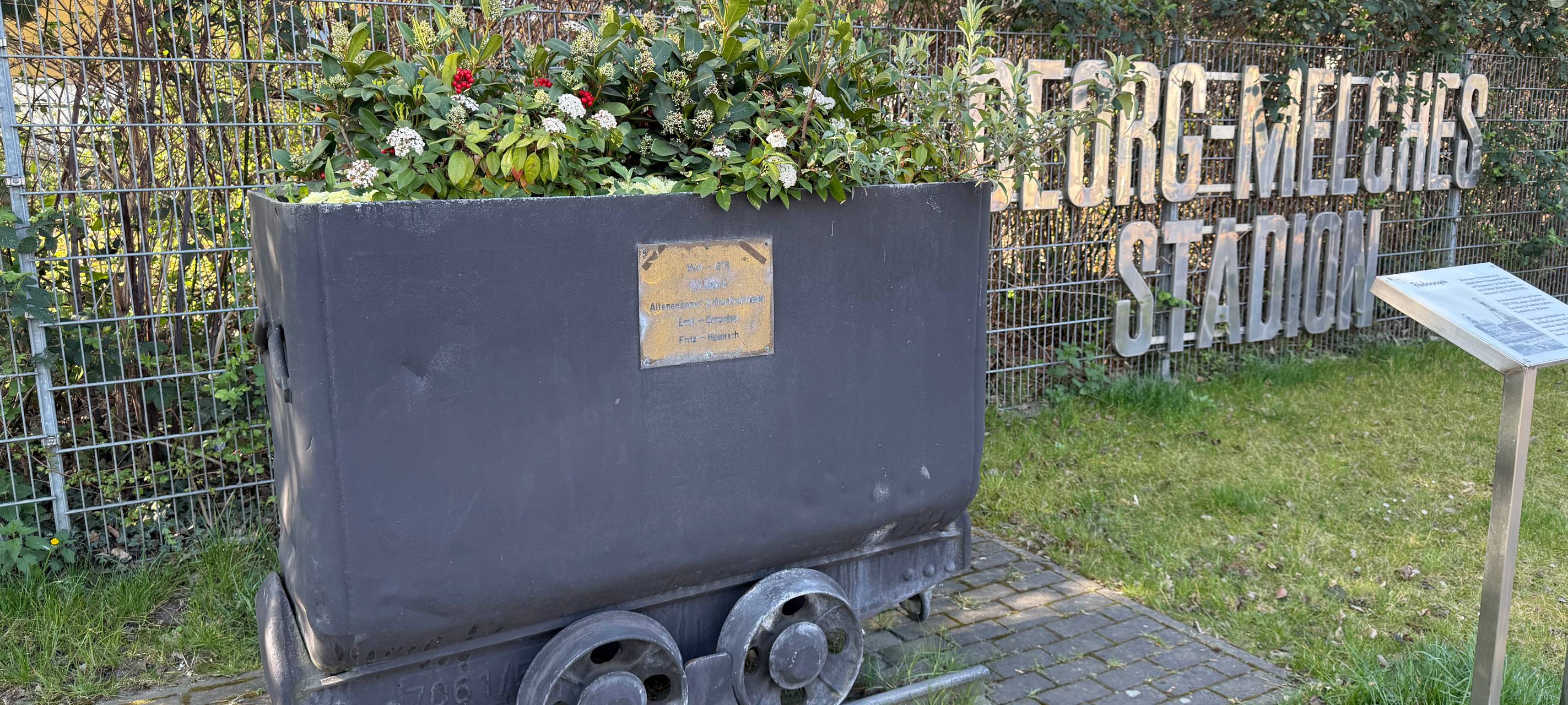 Becherspende bei RWE-Spiel in Essen: Alte Tribüne soll nachgebaut werden