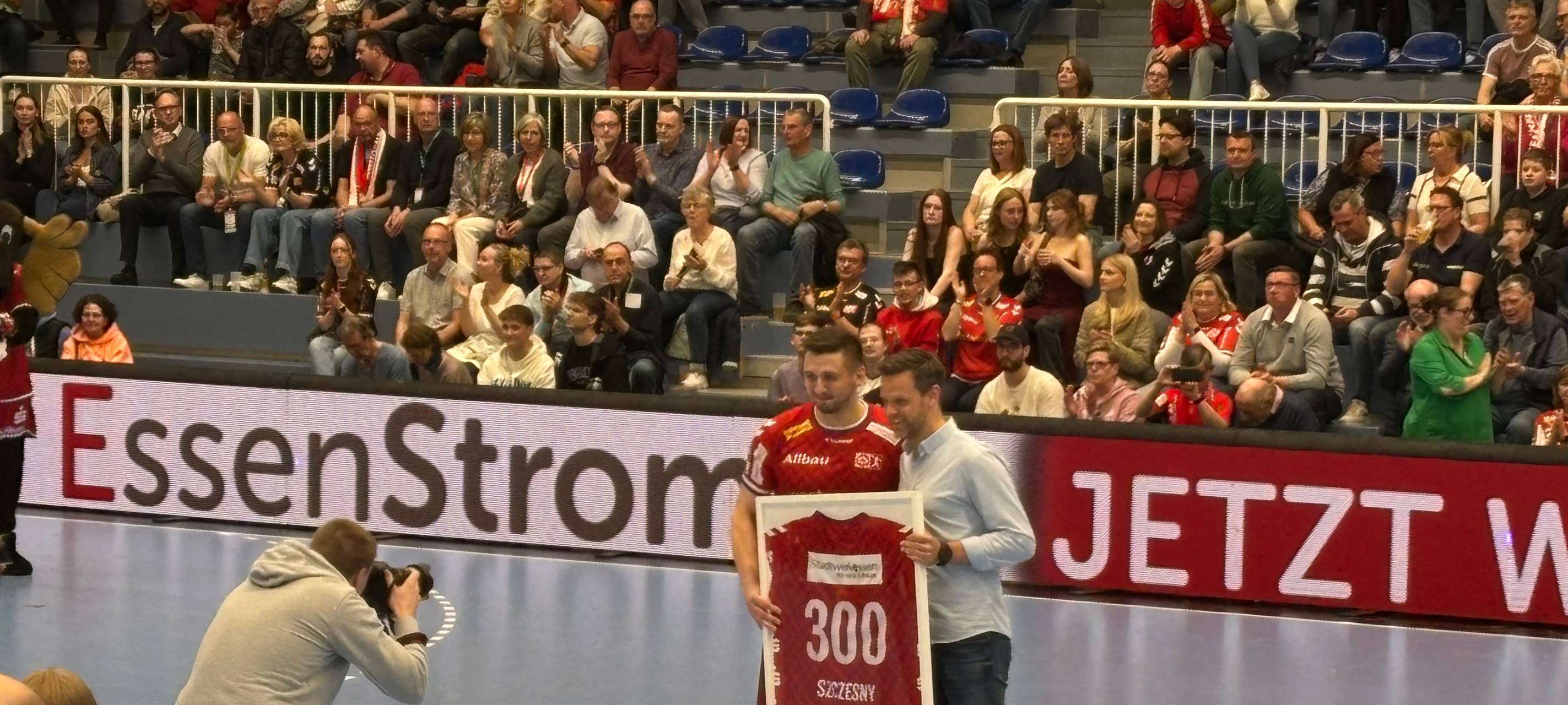 Kapitän Dennis Szczesny wird für sein 300. Spiel für den TUSEM Essen ausgezeichnet.