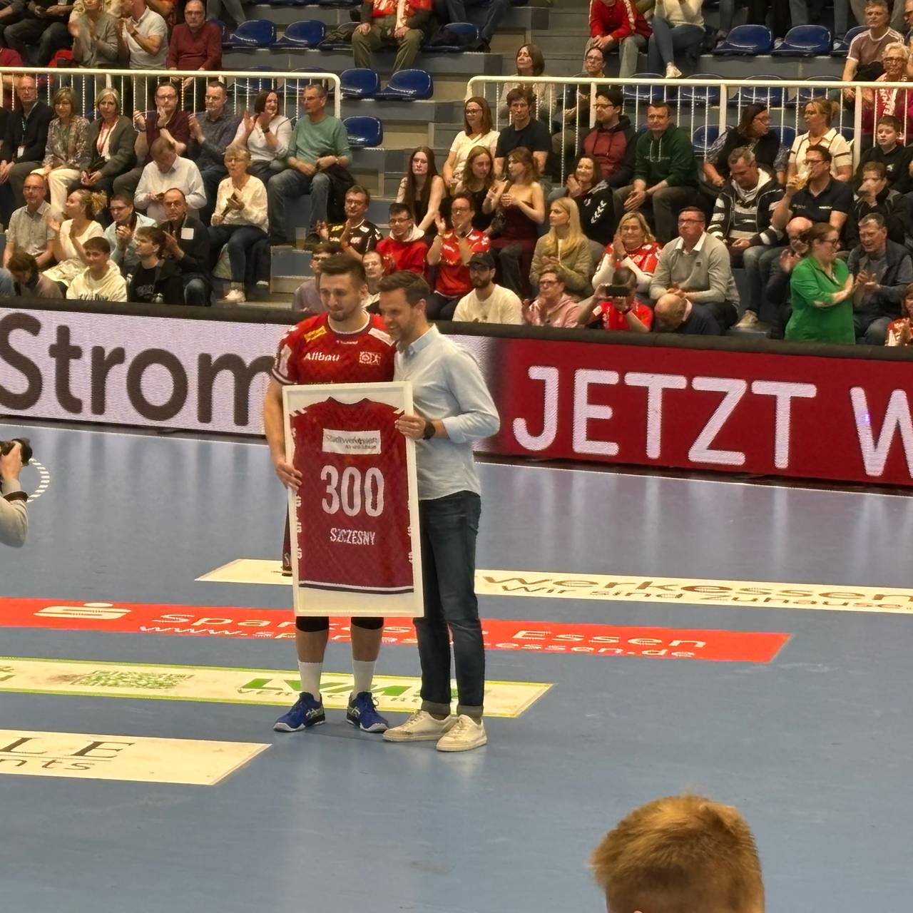 Kapitän Dennis Szczesny wird für sein 300. Spiel für den TUSEM Essen ausgezeichnet.