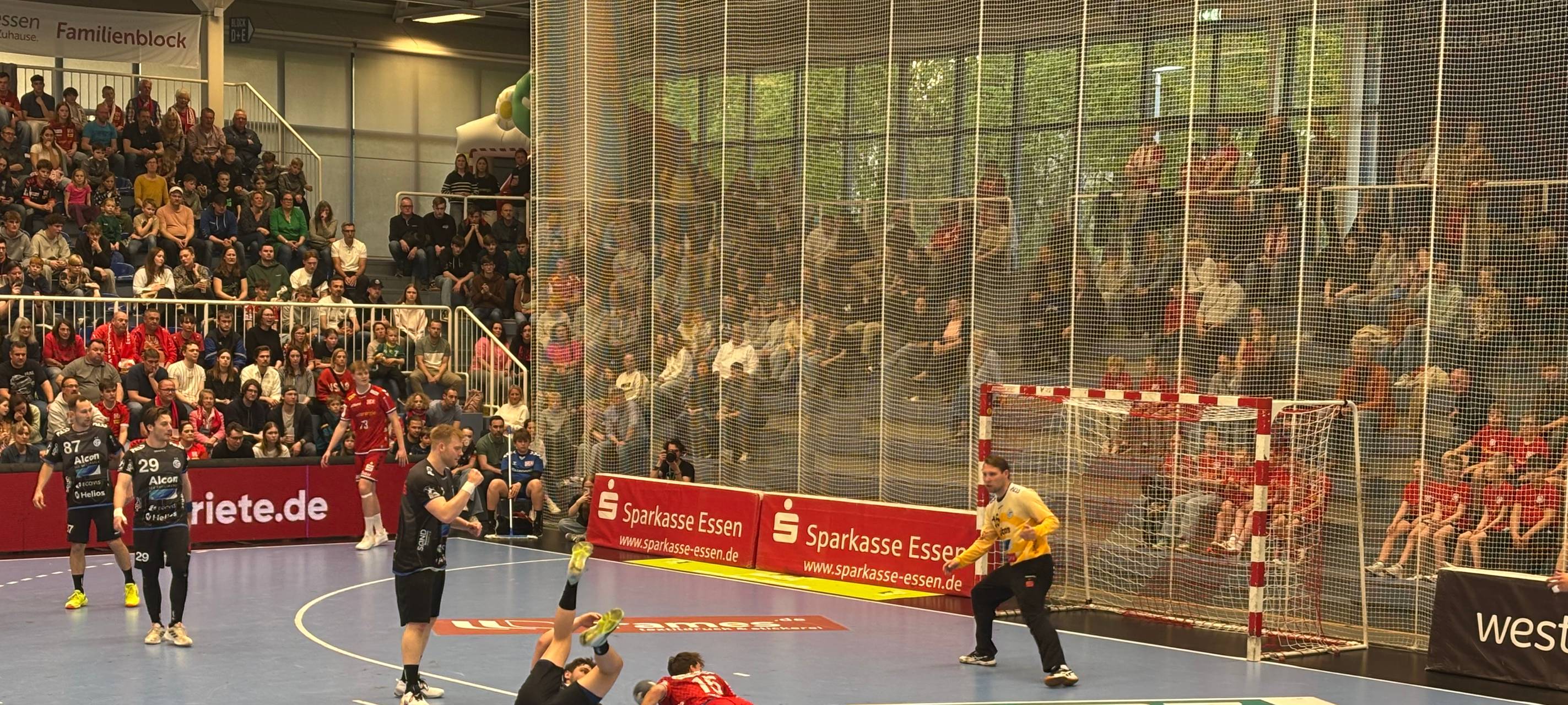 Der TUSEM Essen und der TV Großwallstadt schenken sich im direkten Duell nichts.