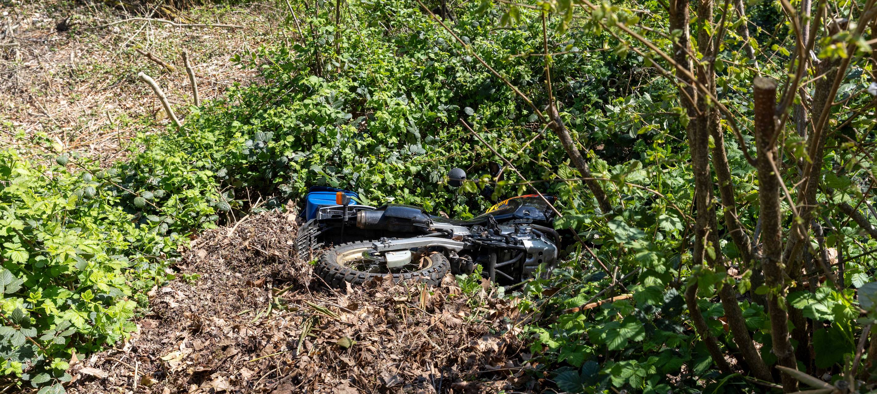 Motorrad liegt in Essen im Gebüsch - was ist passiert?