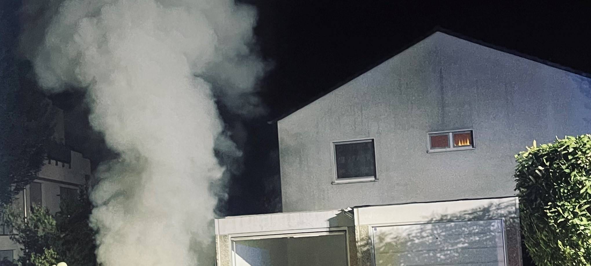 Feuerwehr Essen im Einsatz: E-Auto in Garage brennt