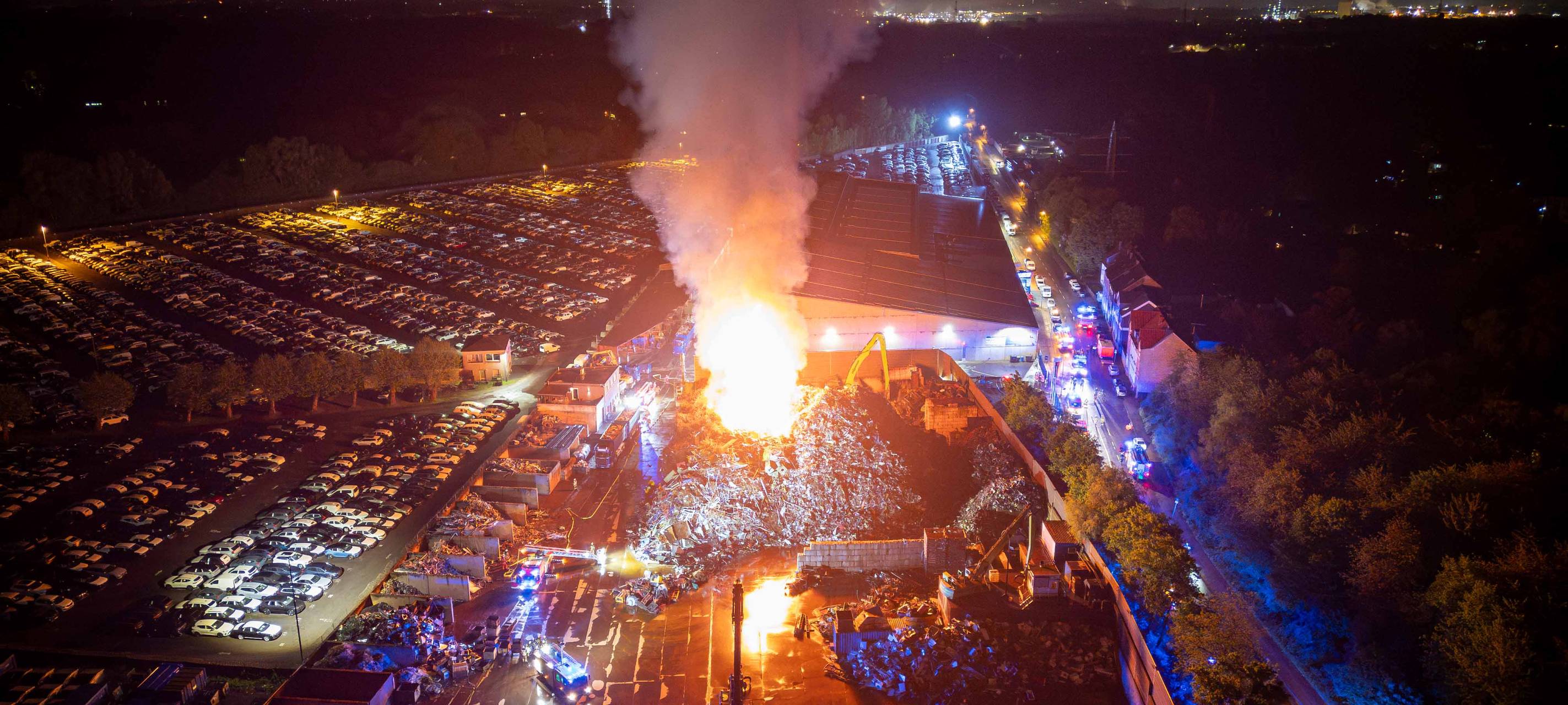 Schrotthaufen in Essen brennt - riesige Rauchwolke