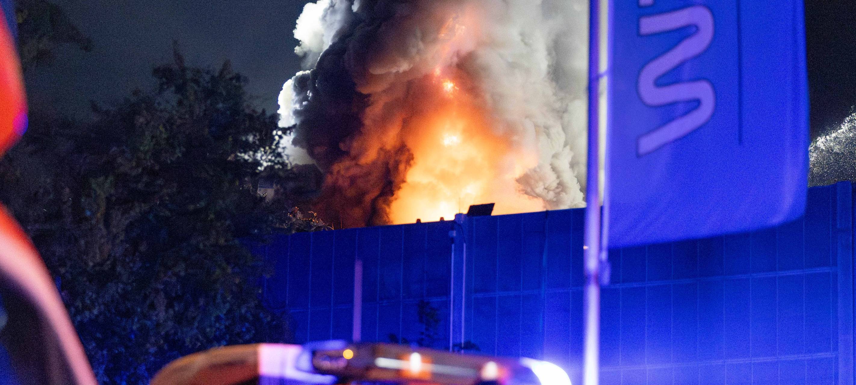 Schrotthaufen in Essen brennt - riesige Rauchwolke