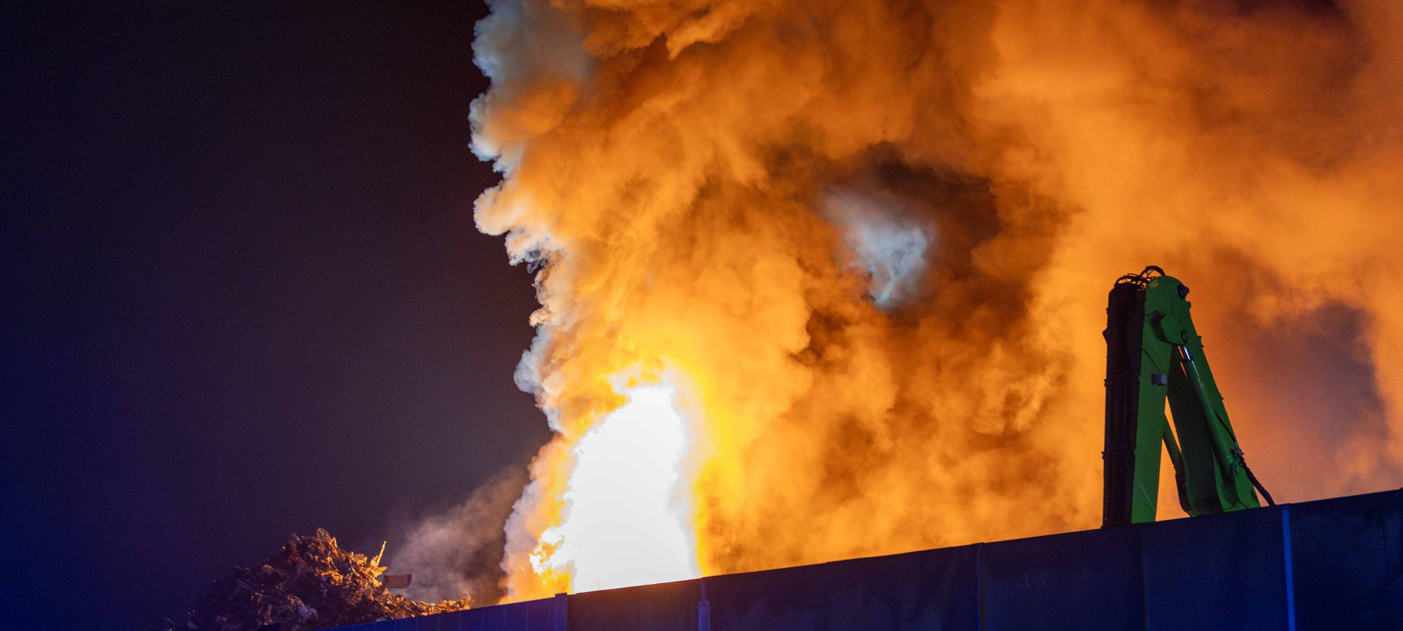 Schrotthaufen in Essen brennt - riesige Rauchwolke