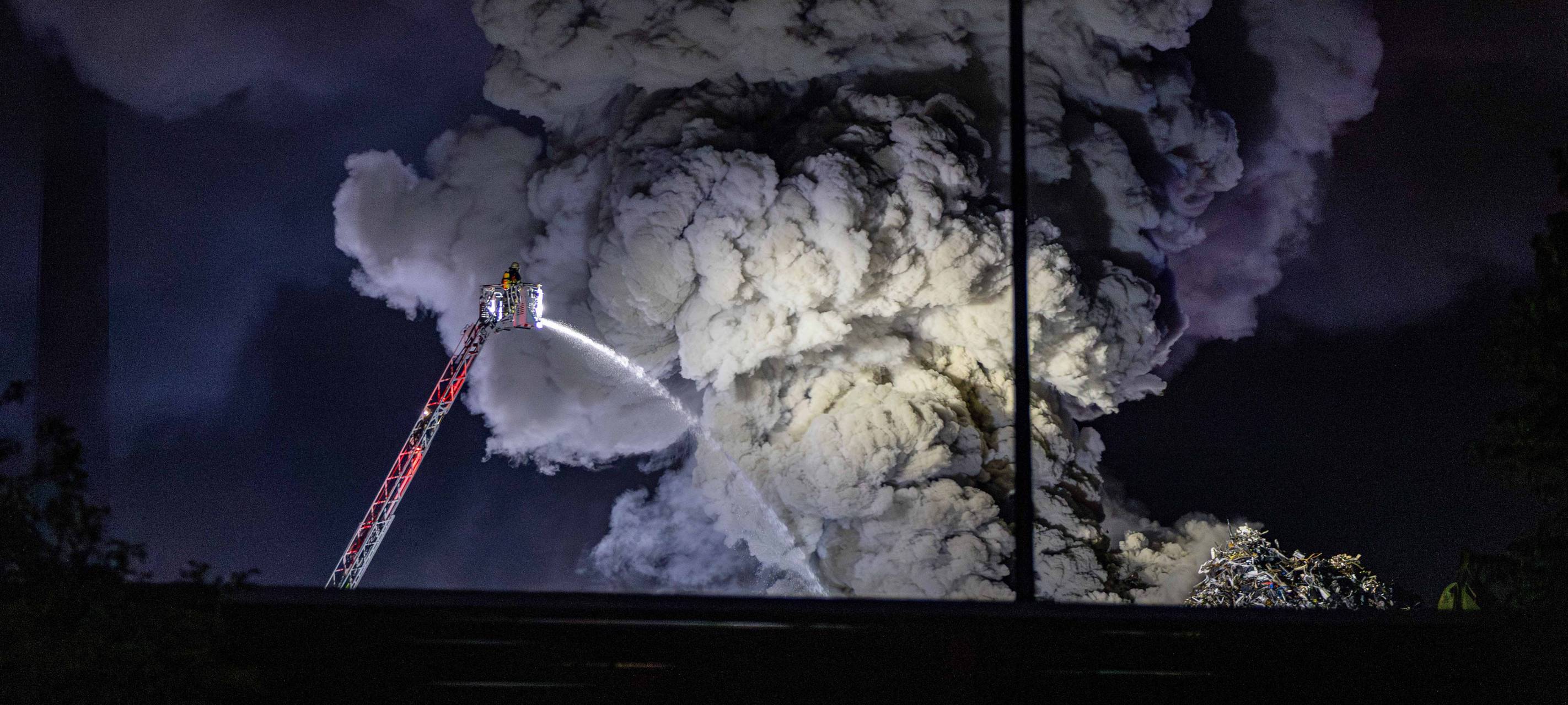 Schrotthaufen in Essen brennt - riesige Rauchwolke