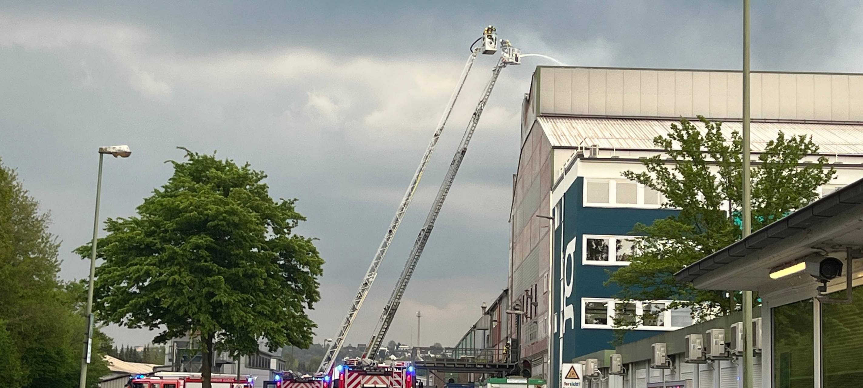 Schrotthaufen in Essen brennt - riesige Rauchwolke