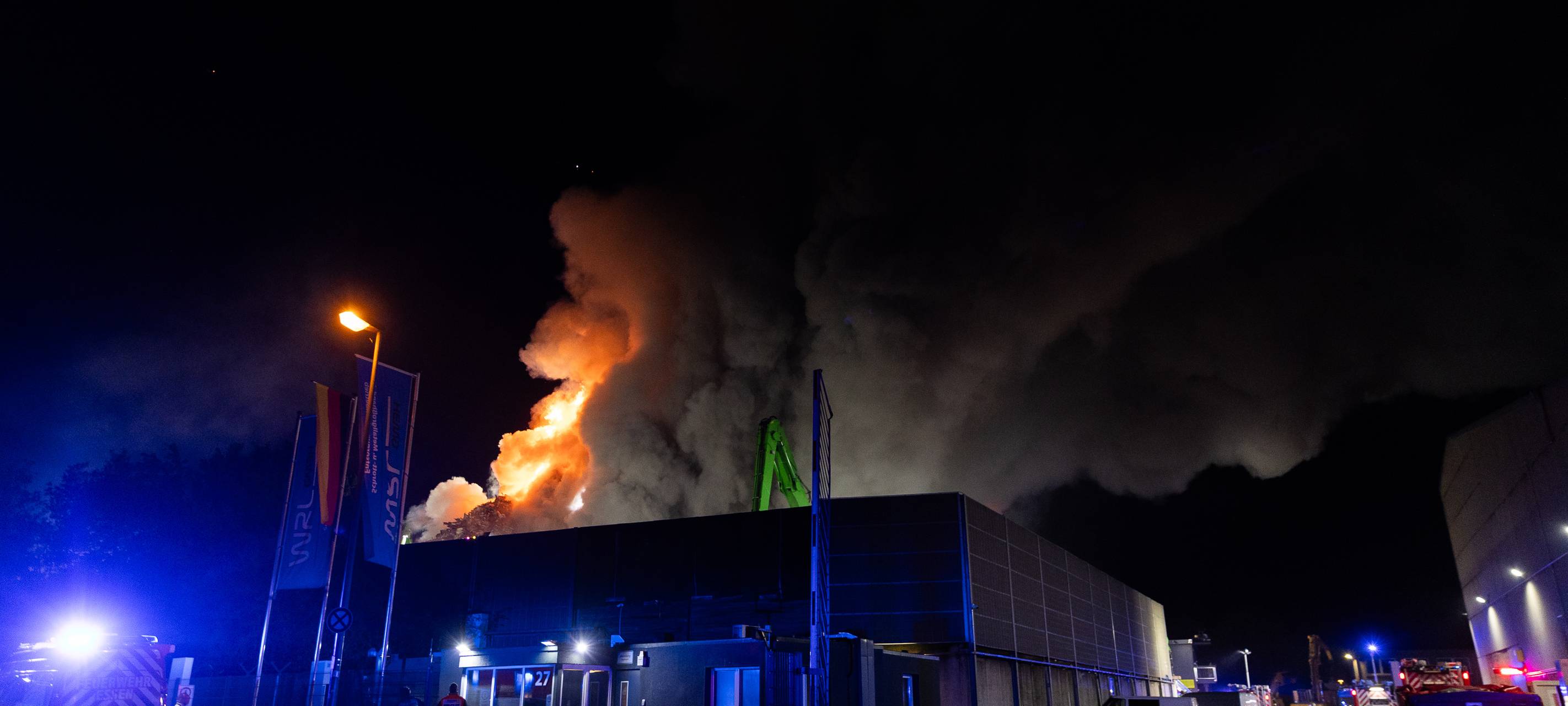 Schrotthaufen in Essen brennt - riesige Rauchwolke