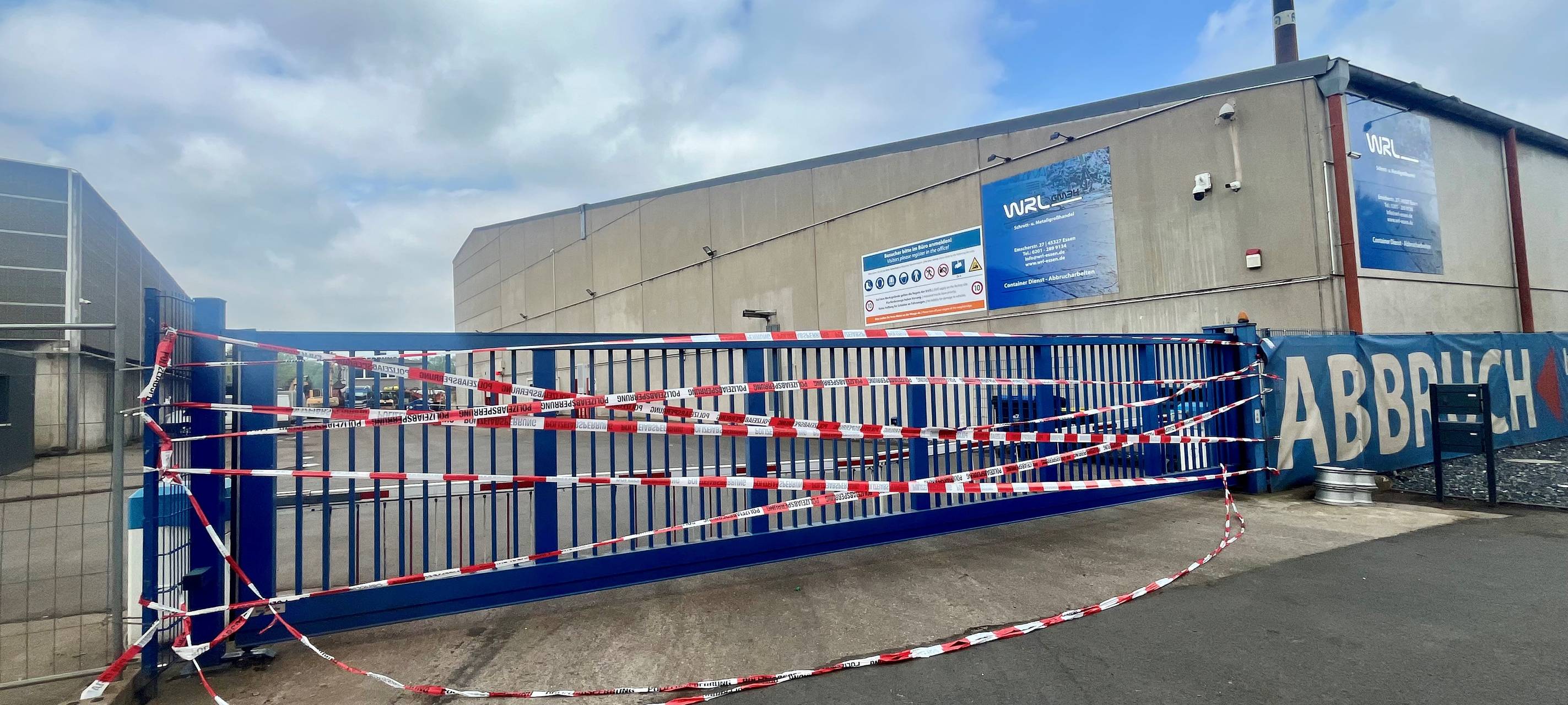 Schrotthaufen in Essen brennt - riesige Rauchwolke