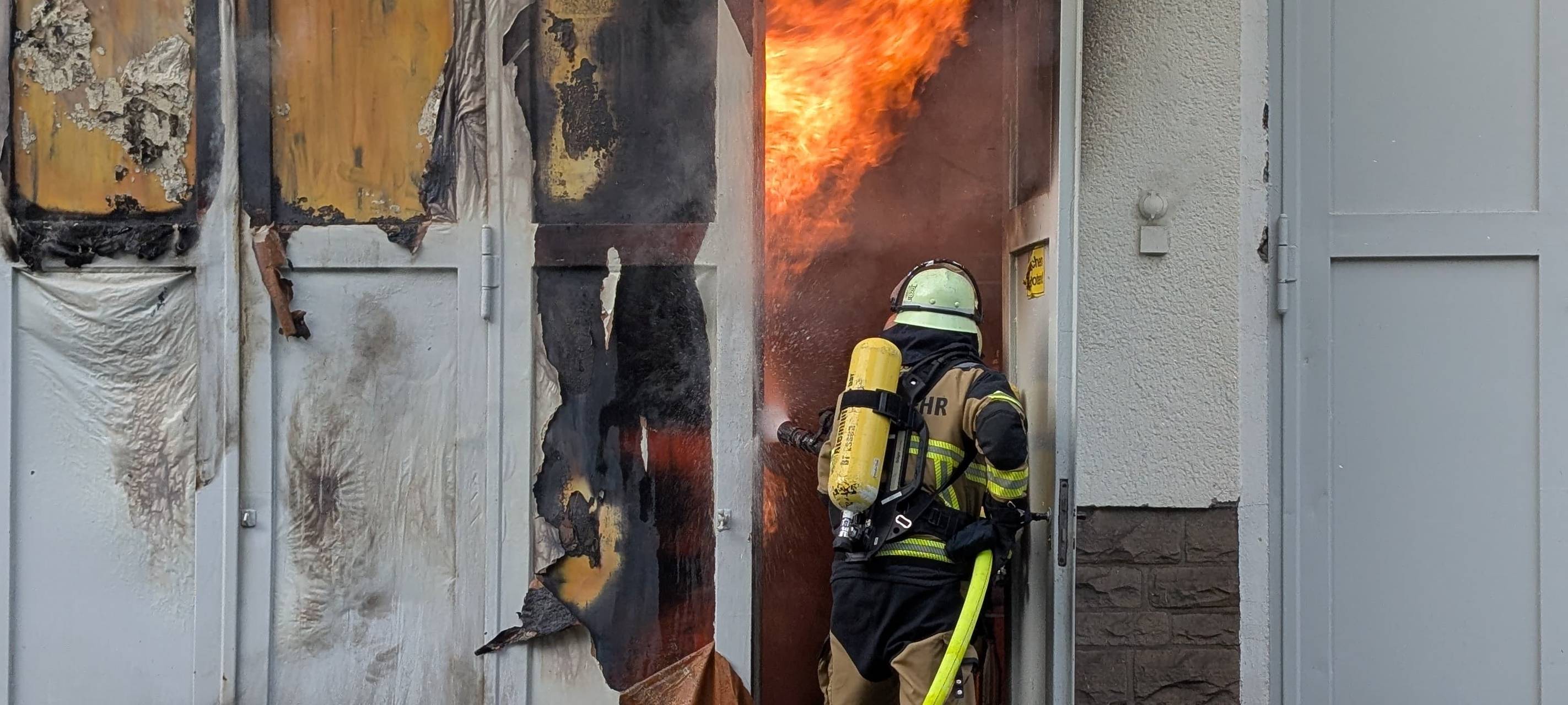 Feuerwehrmann löscht Garagenbrand