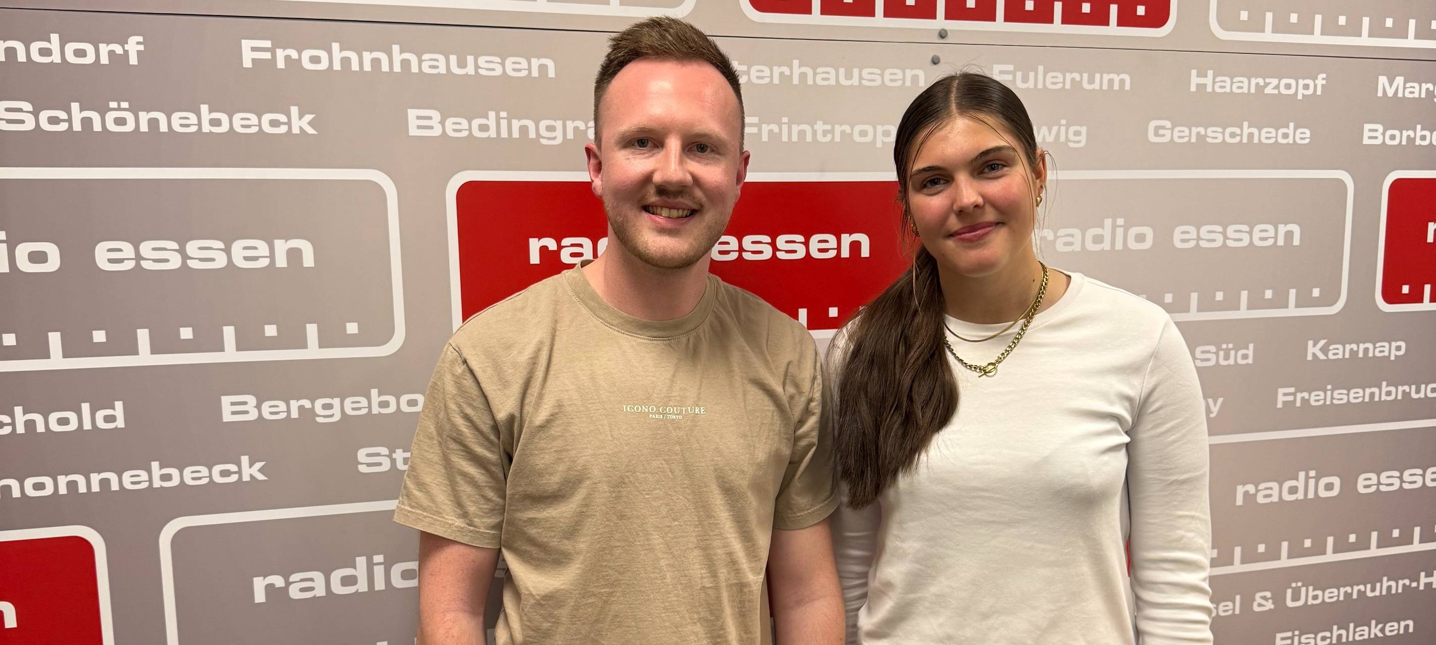 Torhüterin Sophia Winkler mit Sportreporter Mario Arlt.