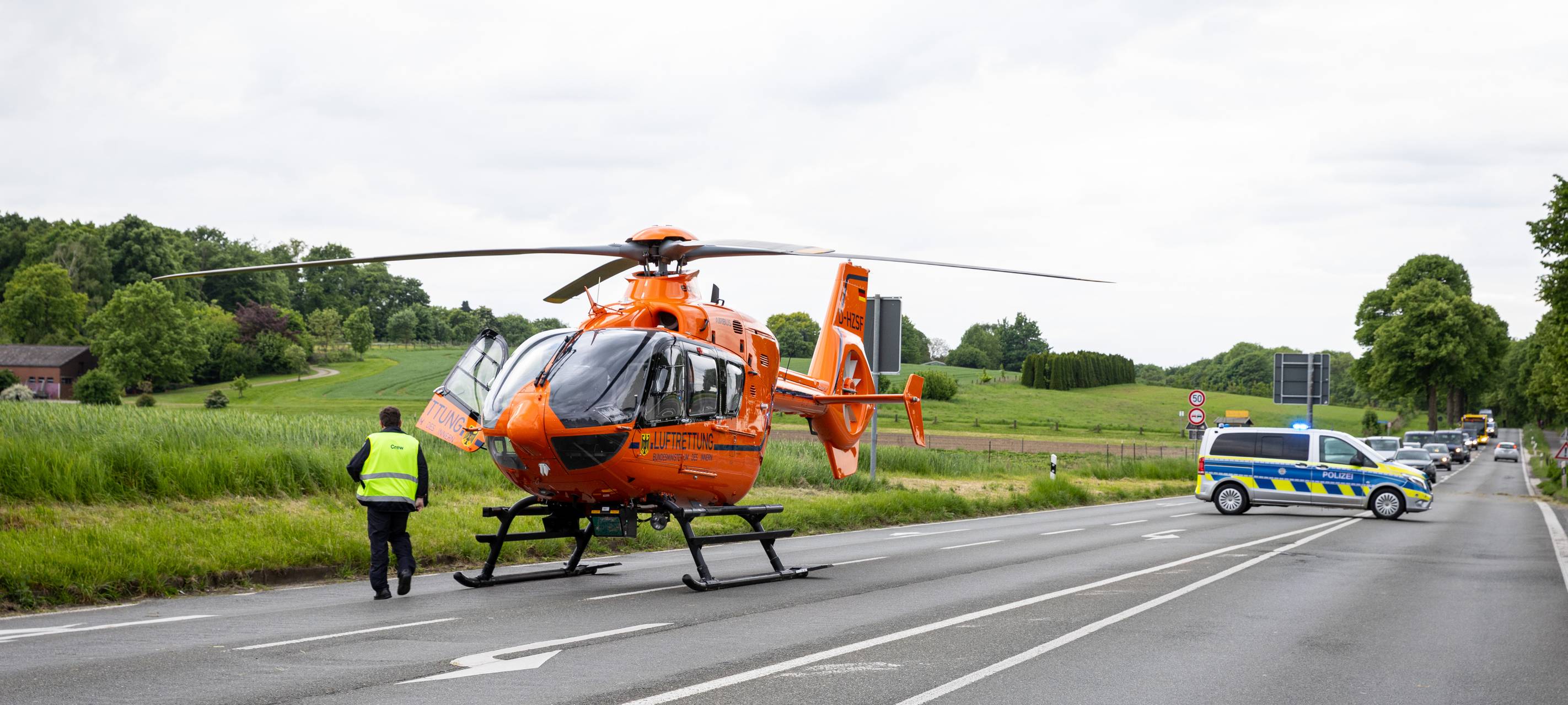 Hubschrauber landet in Essen auf großer Straße