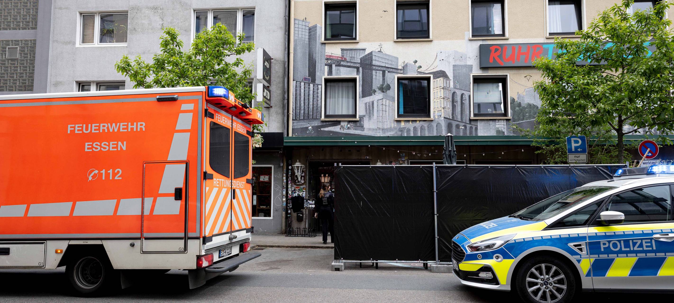 Frau in Essen verletzt vor Hostel gefunden