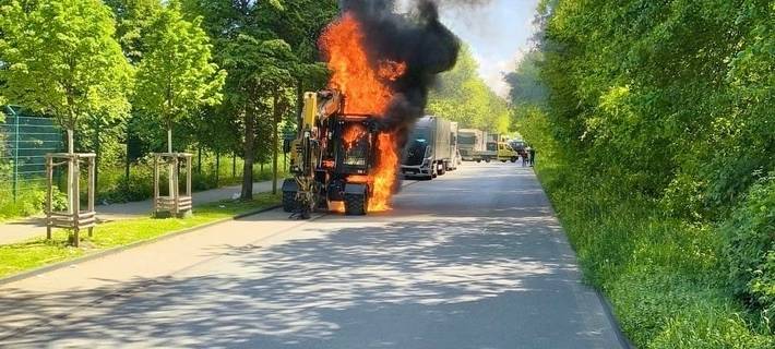 Baggerbrand in Essen sorgt für viel Rauch