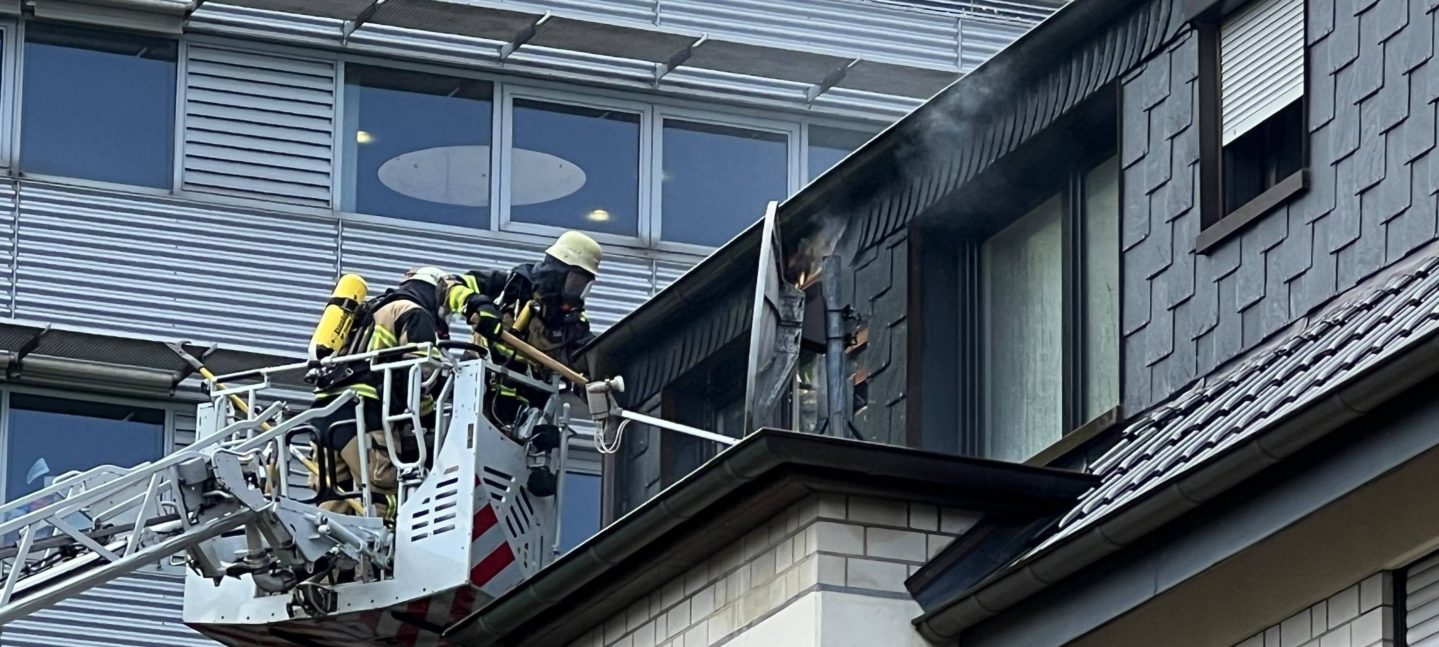 Dach in Essen brennt - Feuerwehr rettet Hund