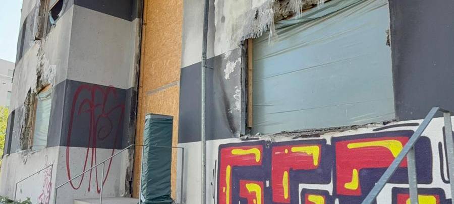 Fenster und Türen sind mit Sperrholzplatten abgedeckt