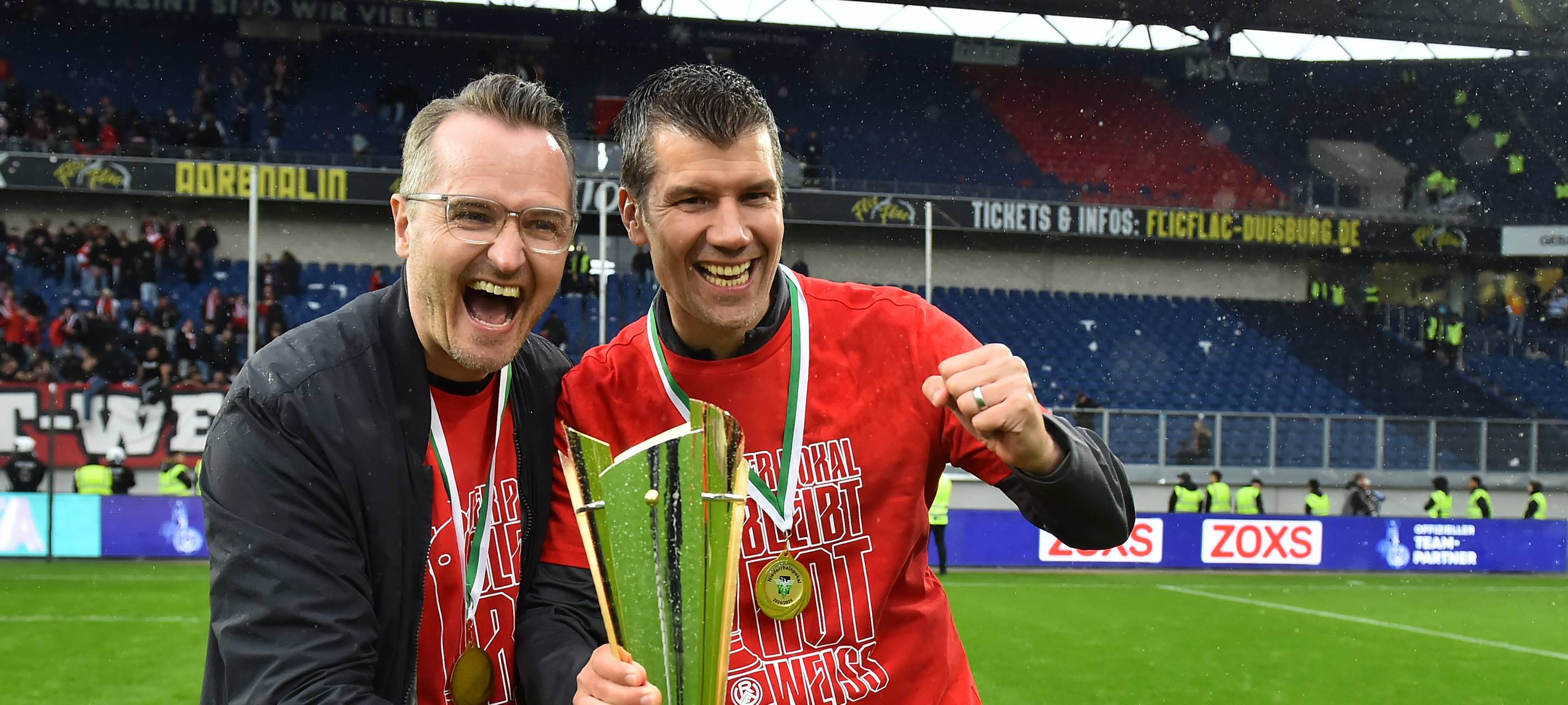 RWE-Sportdirektor Christian Flüthmann und Direktor Profifußball Marcus Steegmann mit dem Pokal.