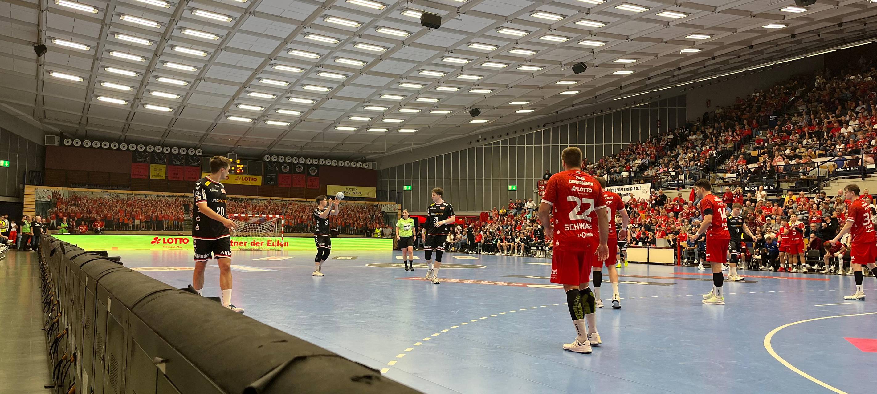 Spielszene aus dem Auswärtsspiel des TUSEM Essen bei den Eulen Ludwigshafen in der 2. Handball-Bundesliga.