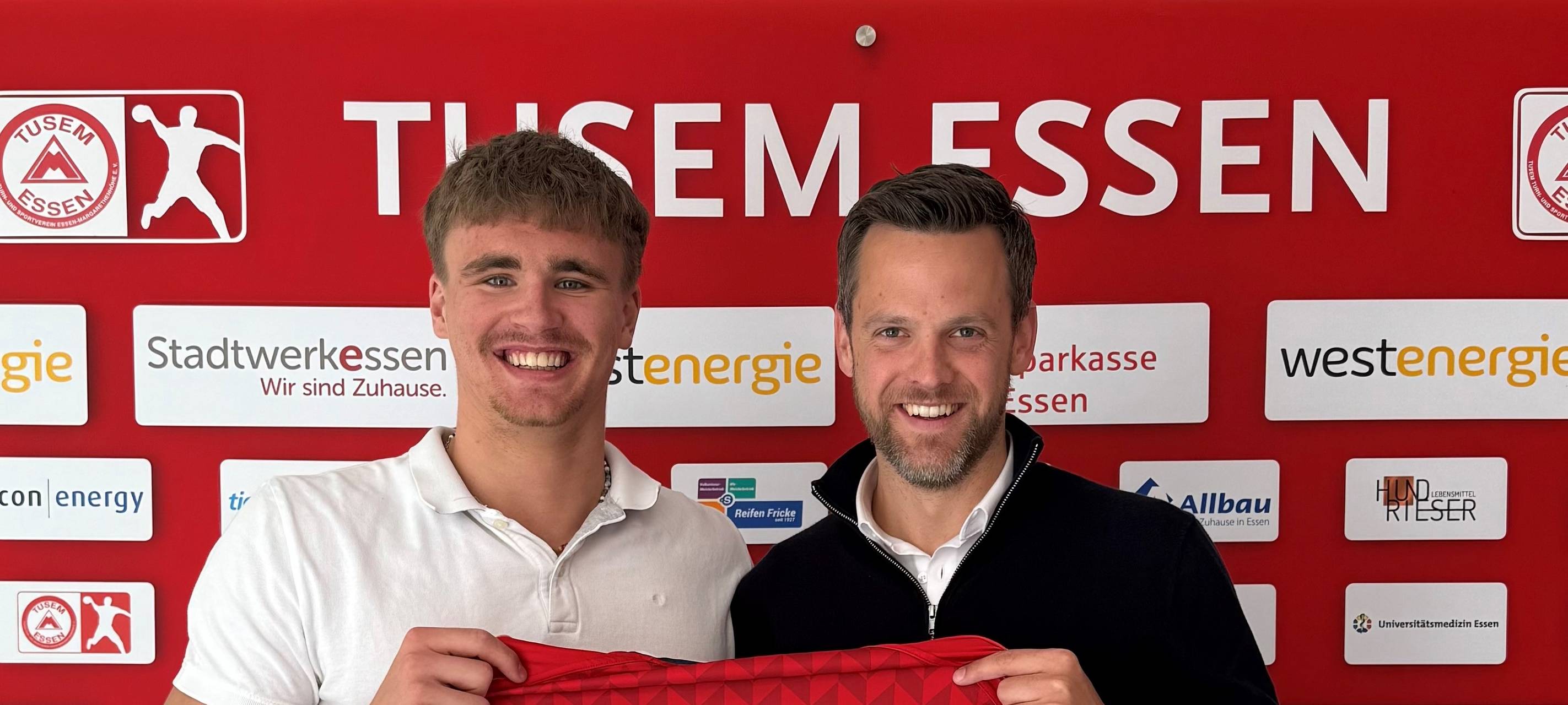 Vertragsverlängerung beim TUSEM Essen: Finn Wolfram geht bis 2027 weiter auf Torejagd in der 2. Handball-Bundesliga.