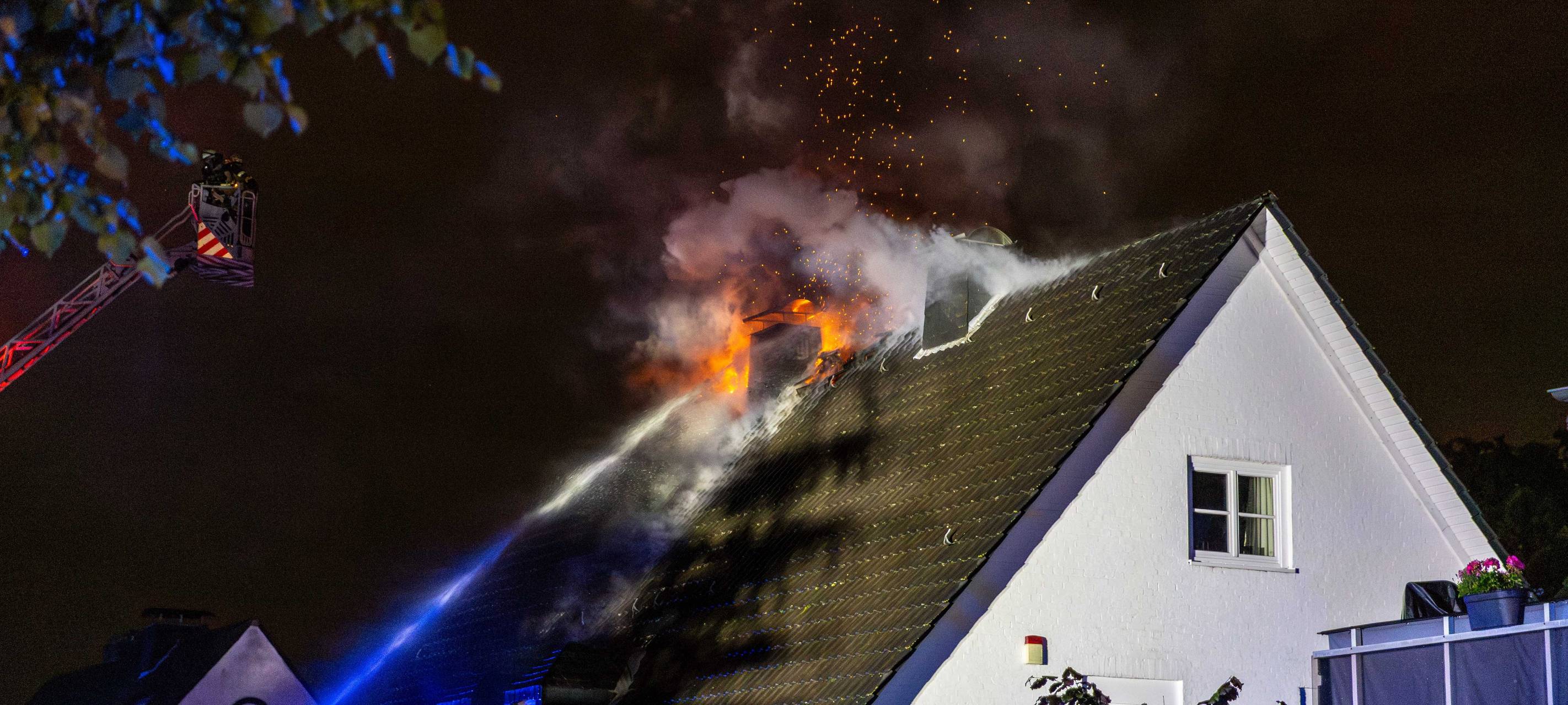 Brand in Essen: Haus nach möglichem Blitzeinschlag unbewohnbar