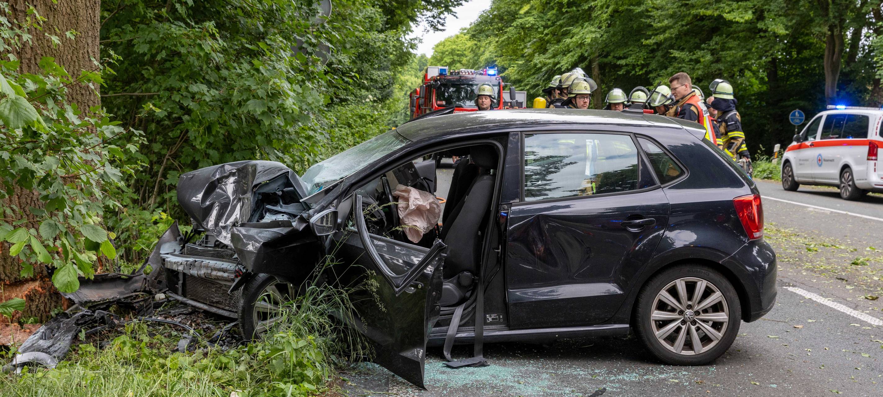 Schwerer Unfall in Essen: Auto prallt gegen Baum