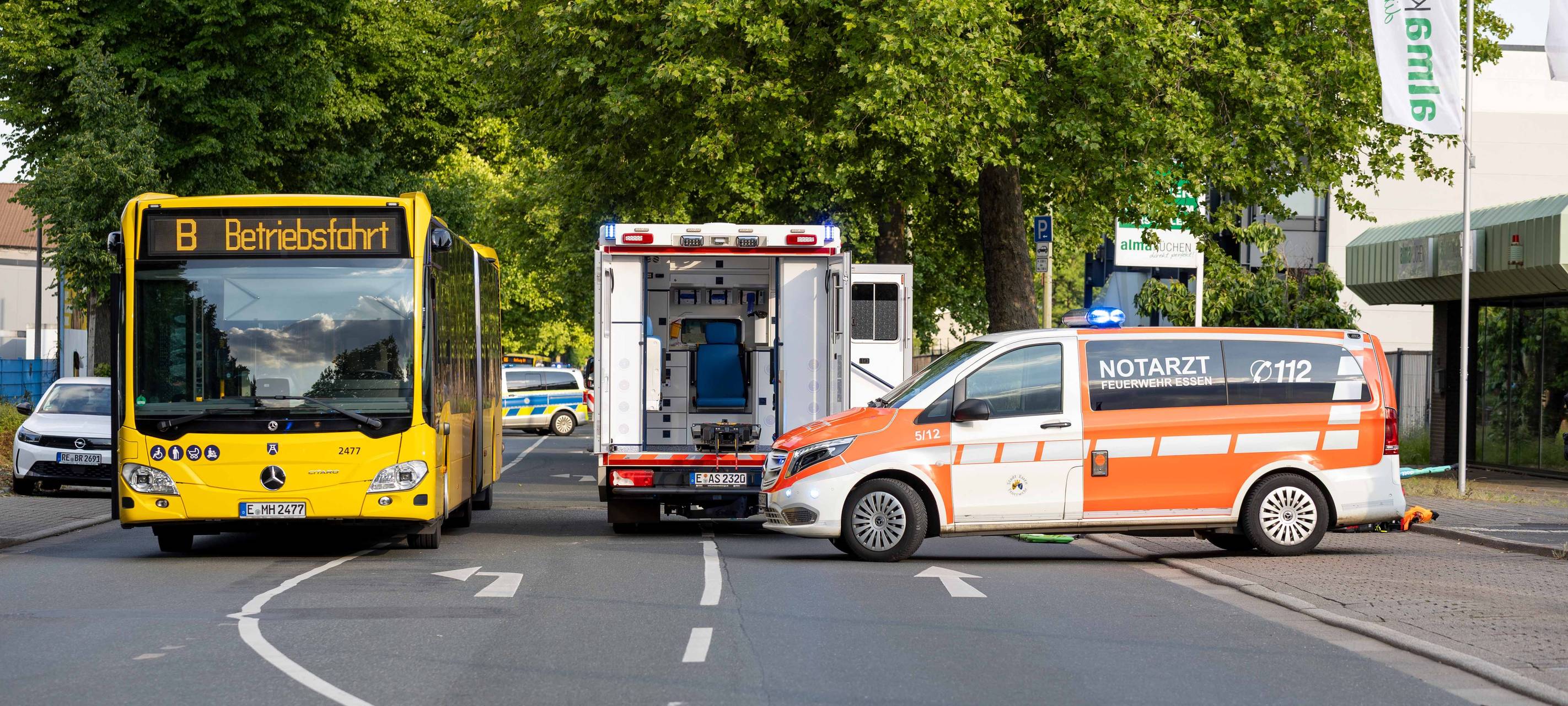Schwerer Verkehrsunfall in Essen - Mann gerät unter Bus