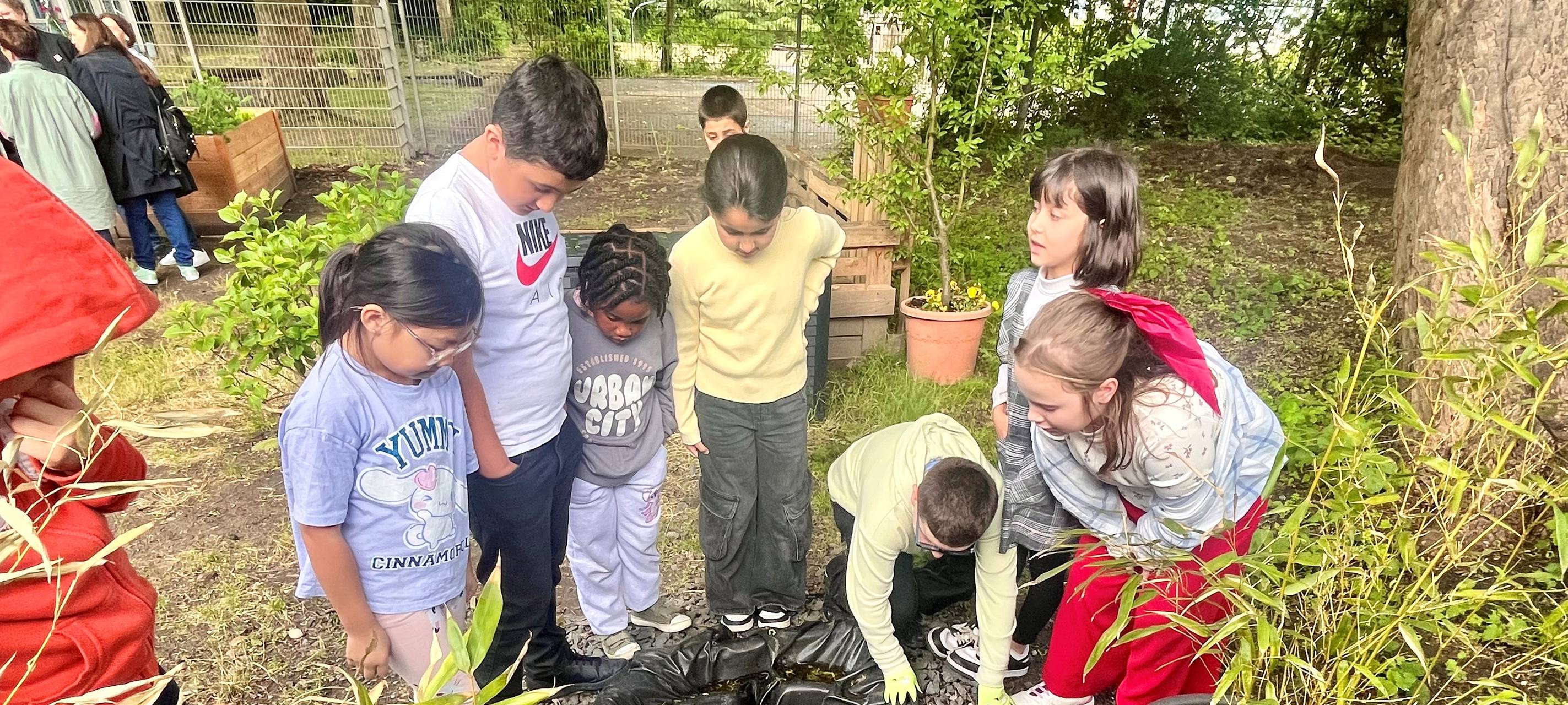 Lions-Club Essen unterstützt Hüttmannschule mit Schulgarten-Projekt und Spenden
