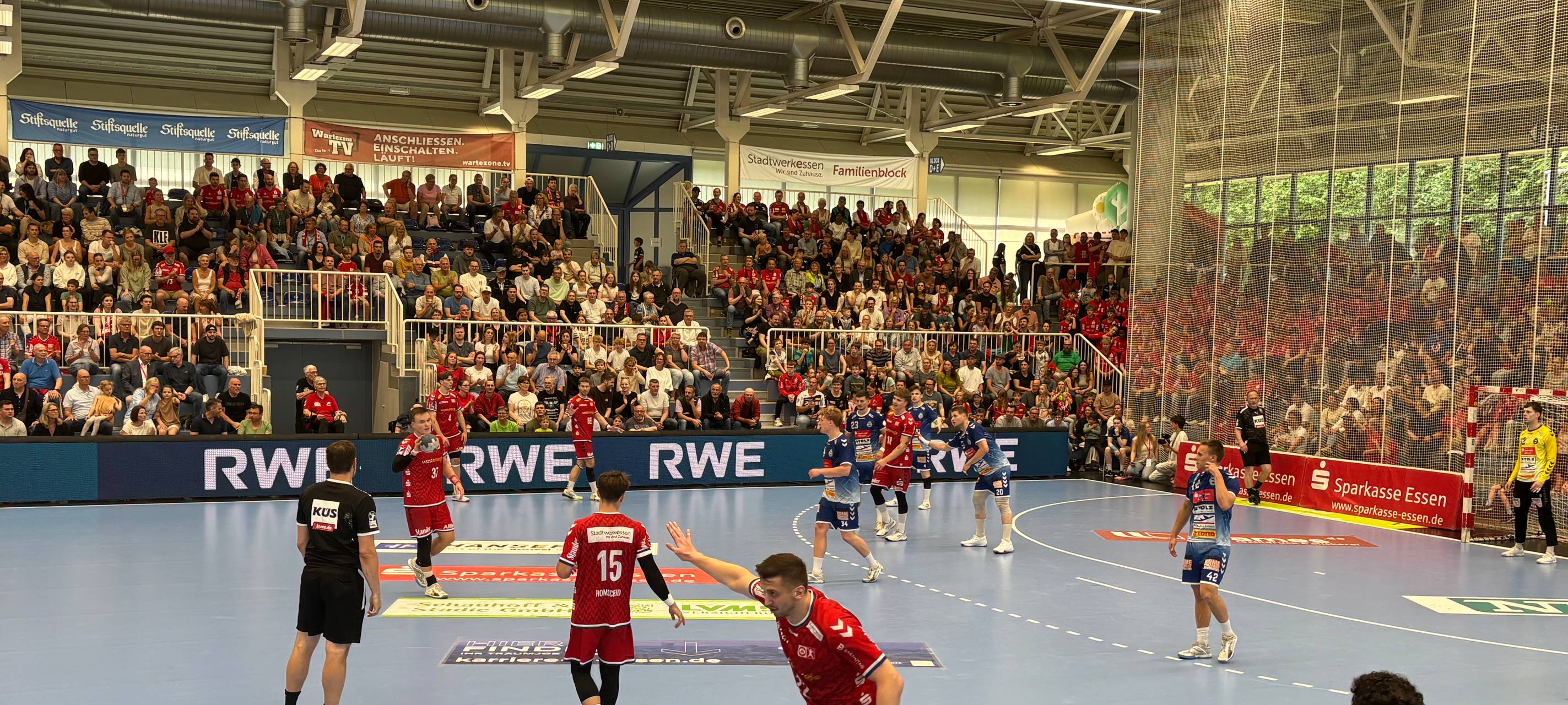 TUSEM Essen kämpft sich in einem dramatischen Heimspiel gegen Lübeck zum rettenden Punkt.