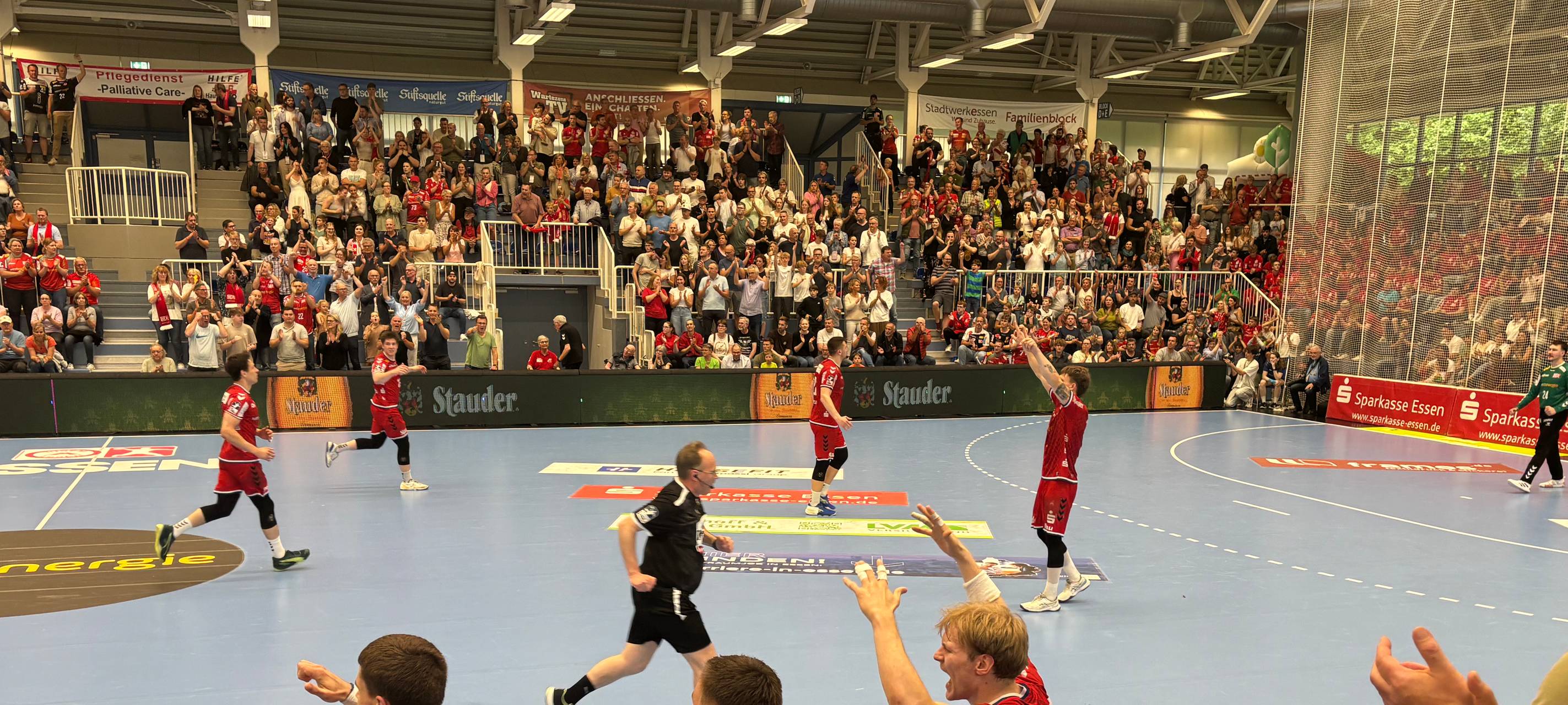 TUSEM Essen jubelt nach dem 25:25 gegen Lübeck – Klassenerhalt in der 2. Handball-Bundesliga ist geschafft.
