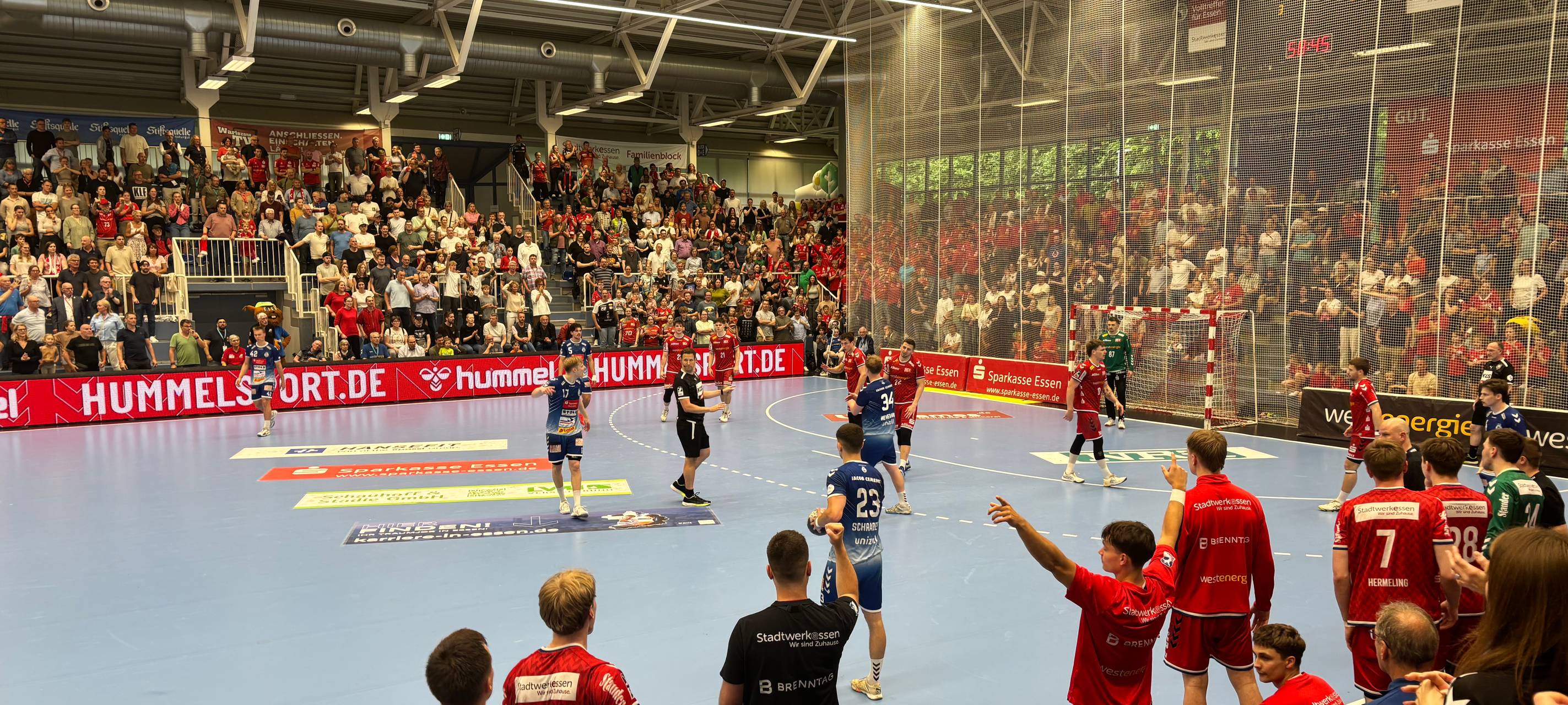 Kampf um jeden Ball: TUSEM Essen liefert sich mit dem VfL Lübeck-Schwartau ein packendes Duell um den Ligaverbleib.