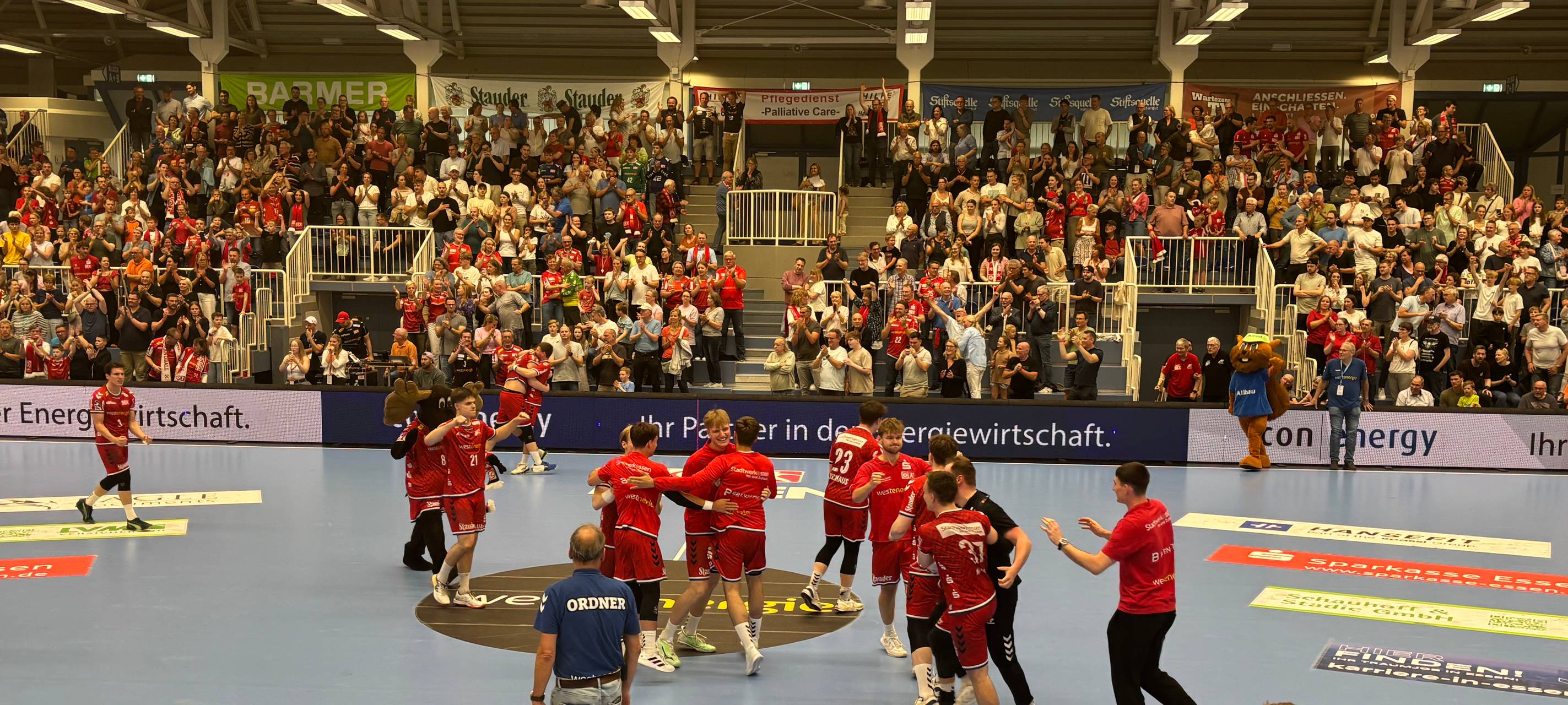 Ausverkaufte Halle, Gänsehaut-Atmosphäre: 2.413 Fans feiern TUSEM Essens Klassenerhalt gegen den VfL Lübeck-Schwartau.