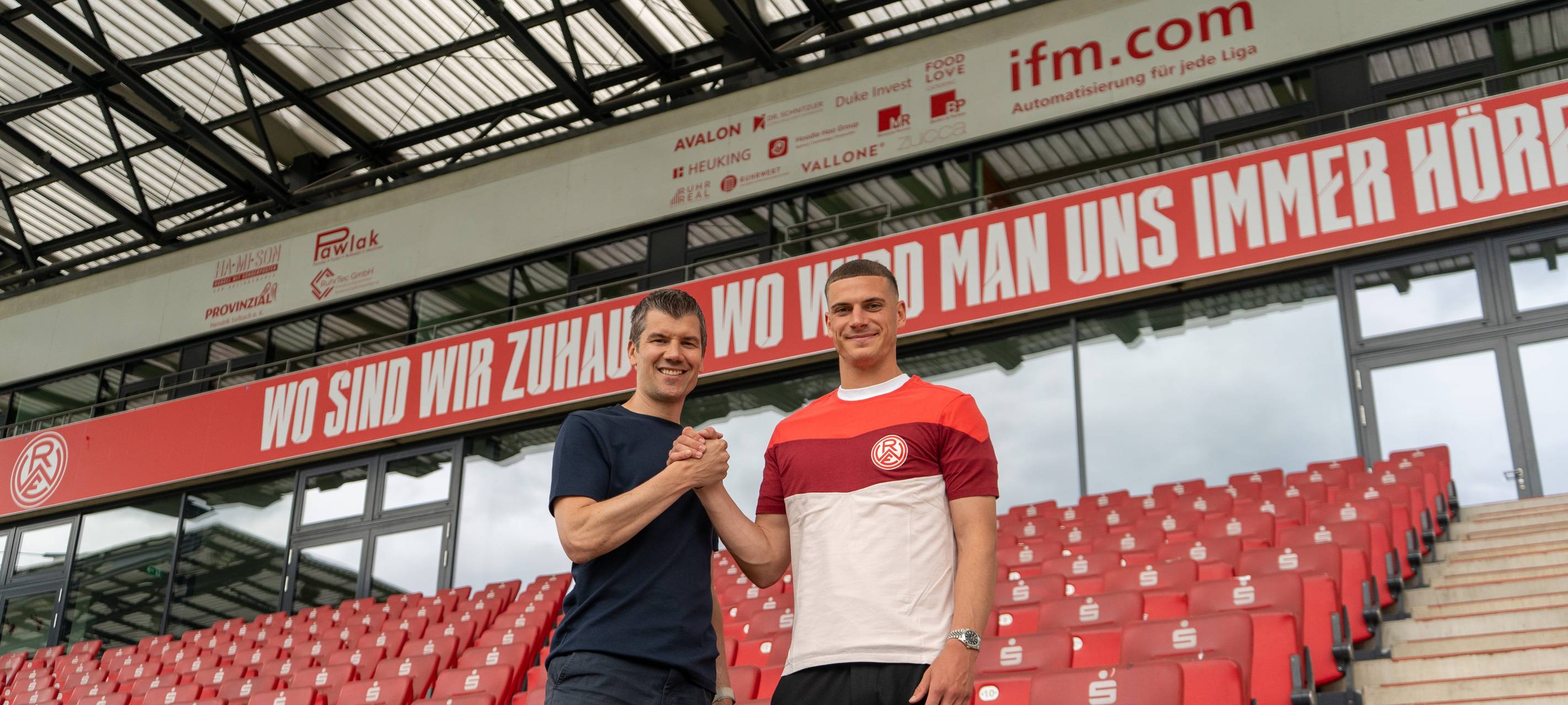 Rot-Weiss Essen Neuzugang Luca Bazzoli (rechts) mit RWE-Kaderplaner Marcus Steegmann.