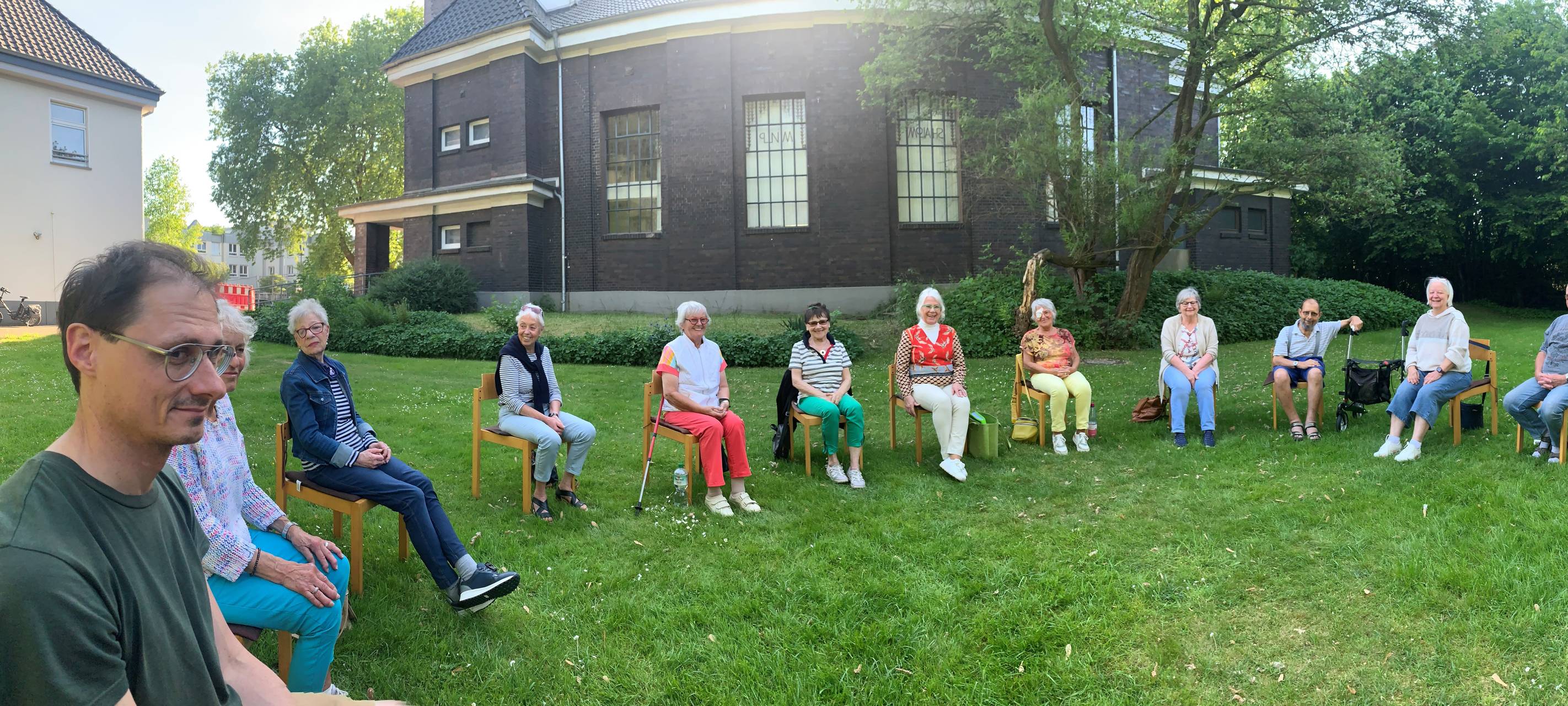 Lachyoga in Essen: Zum Lachen in den Keller