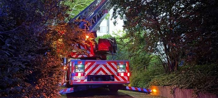 Brand in Mehrfamilienhaus in Essen - Drehleiter im Einsatz