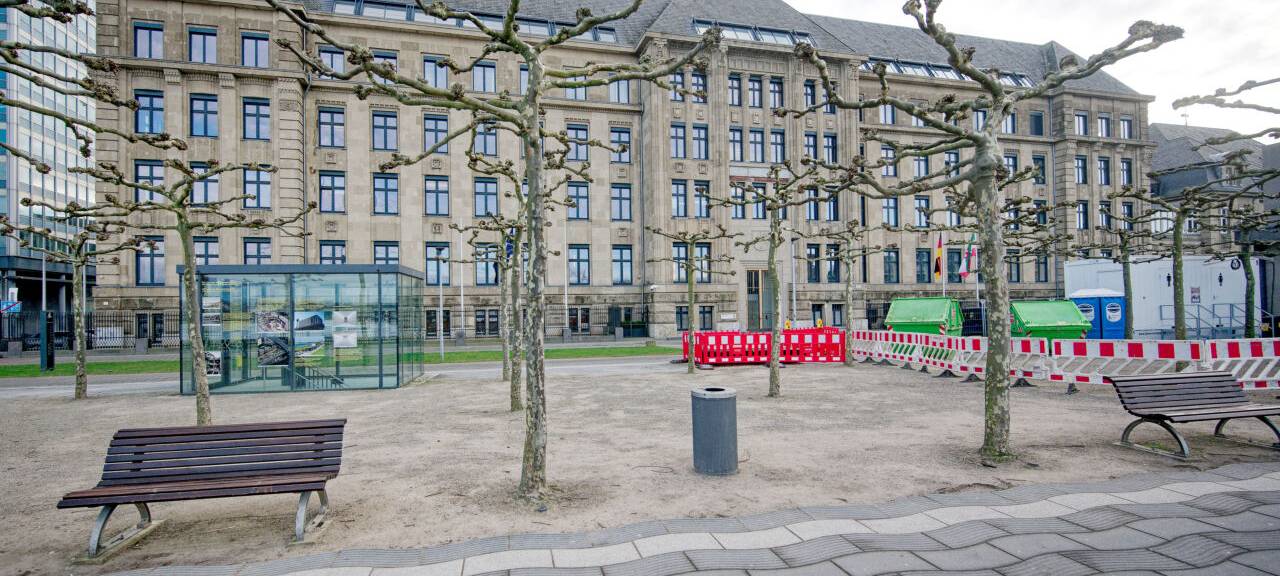 Auf dem Bild zu sehen ist die NRW-Staatskanzlei in Düsseldorf von außen, direkt am Rhein.